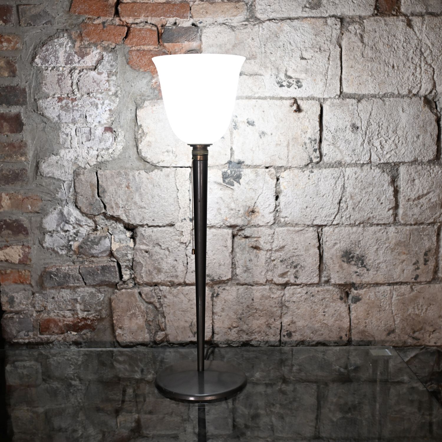 Lampe LITA. Métal gris anthracite et verre opalin blanc. Détails dorés. Circa 50/60.