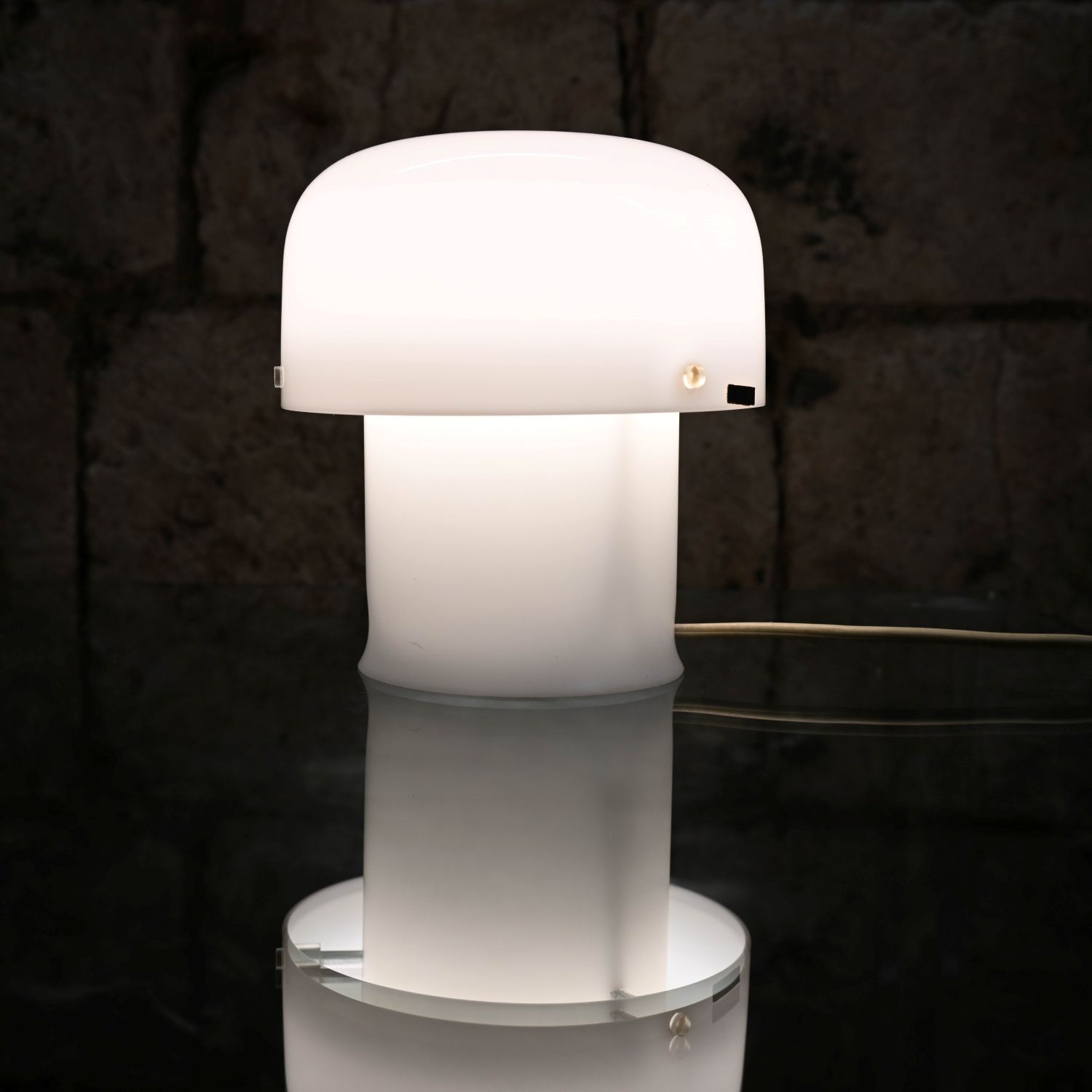 Lampe à poser " mushroom " attribuée à Harvey Guzzini. Italie, circa 1970.