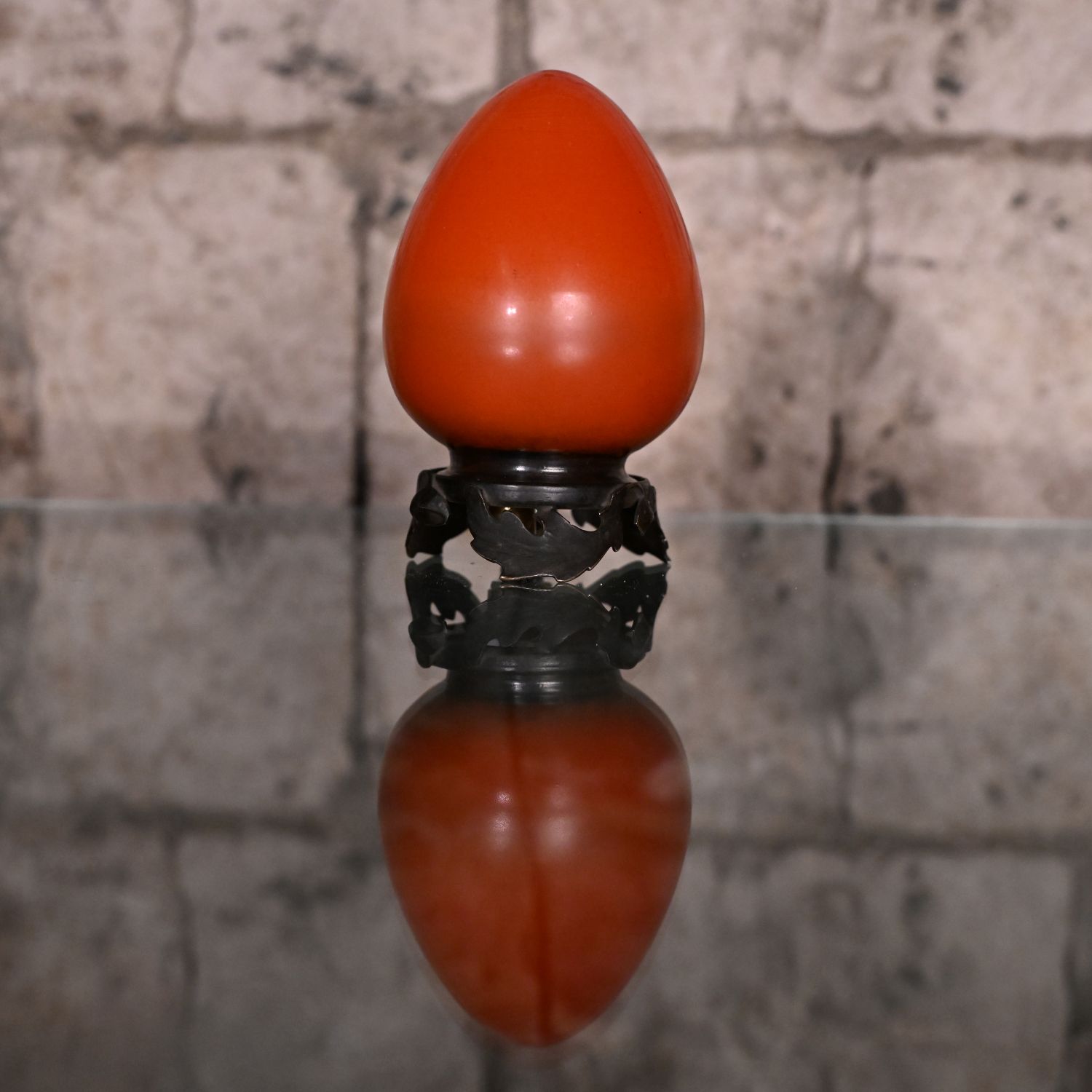 Œuf verre teinté orange et bronze patiné Verrerie d’Art Lorrain (VAL). Circa 1930.