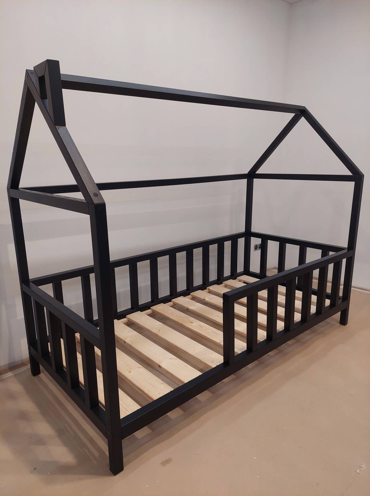 Medinė lovytė / namelis