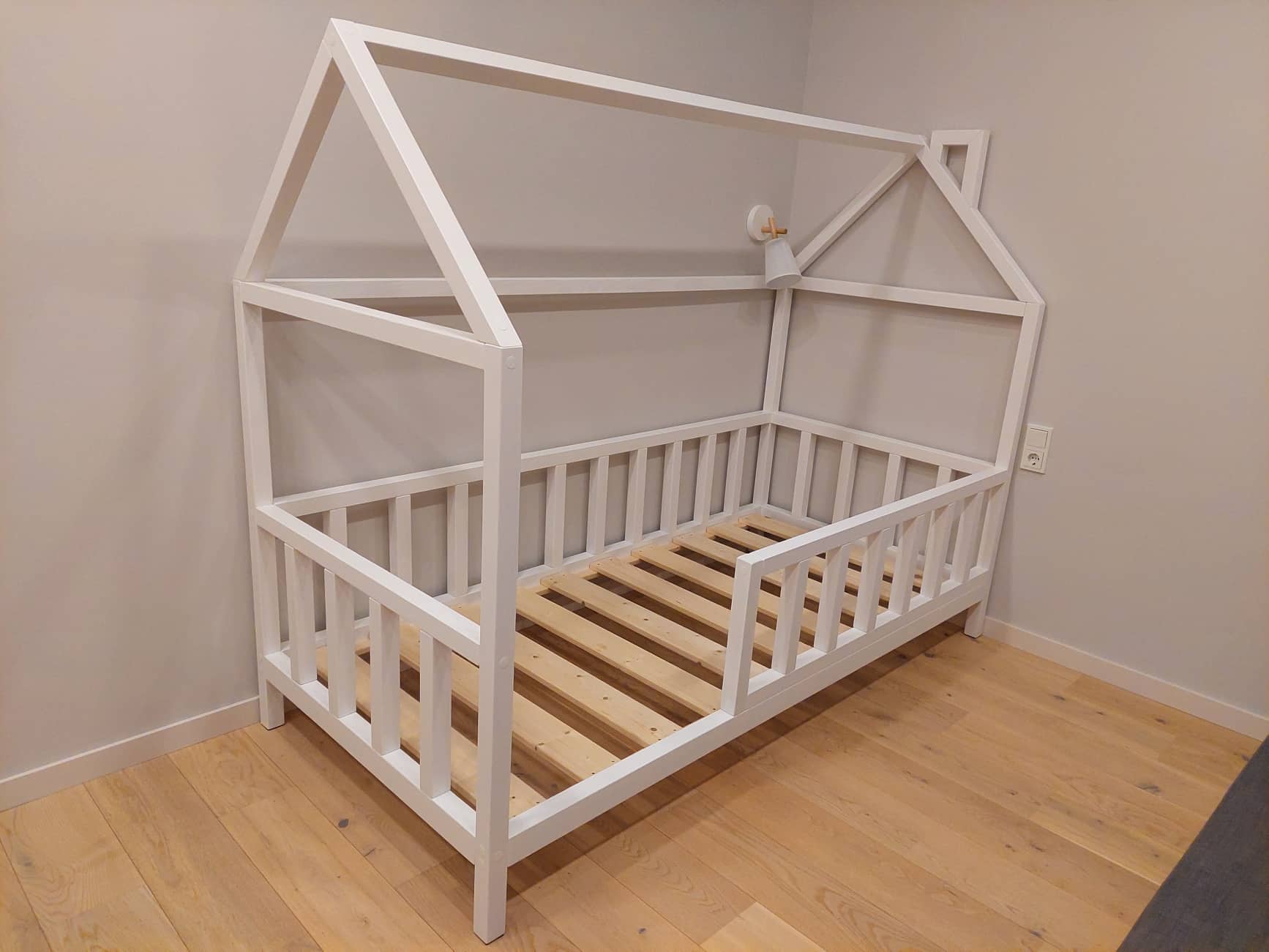 Medinė lovytė / namelis