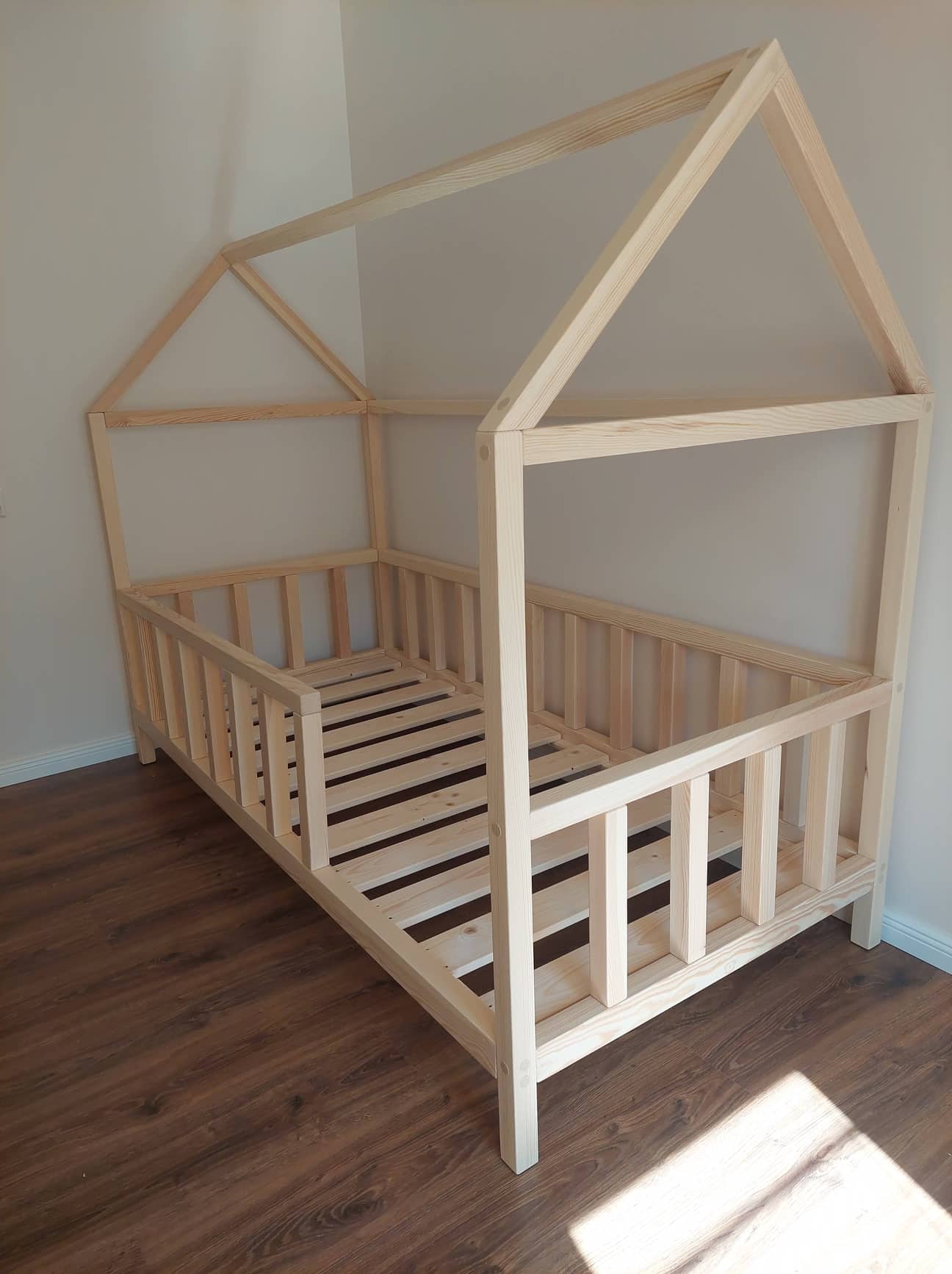 Medinė lovytė / namelis