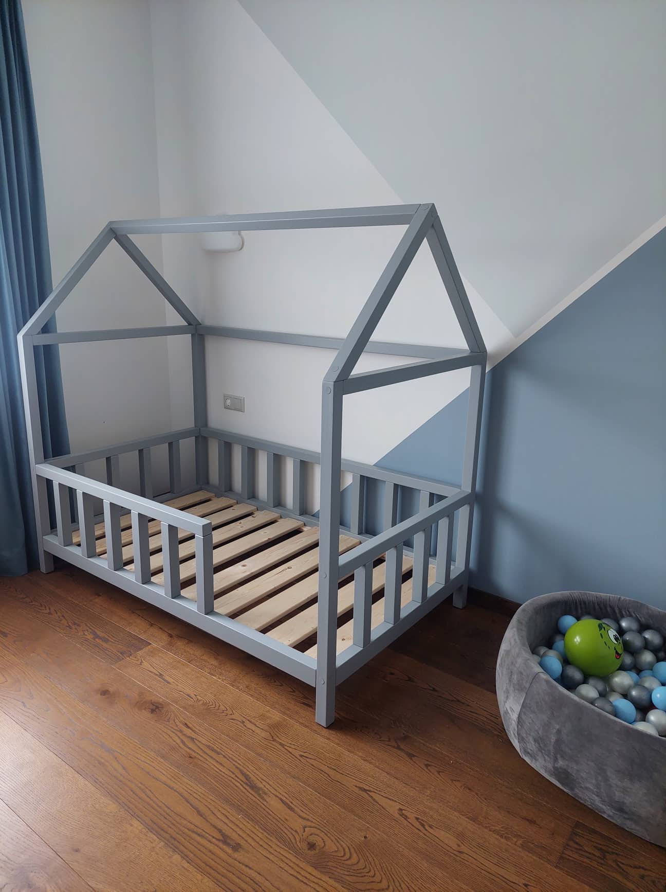 Medinė lovytė / namelis