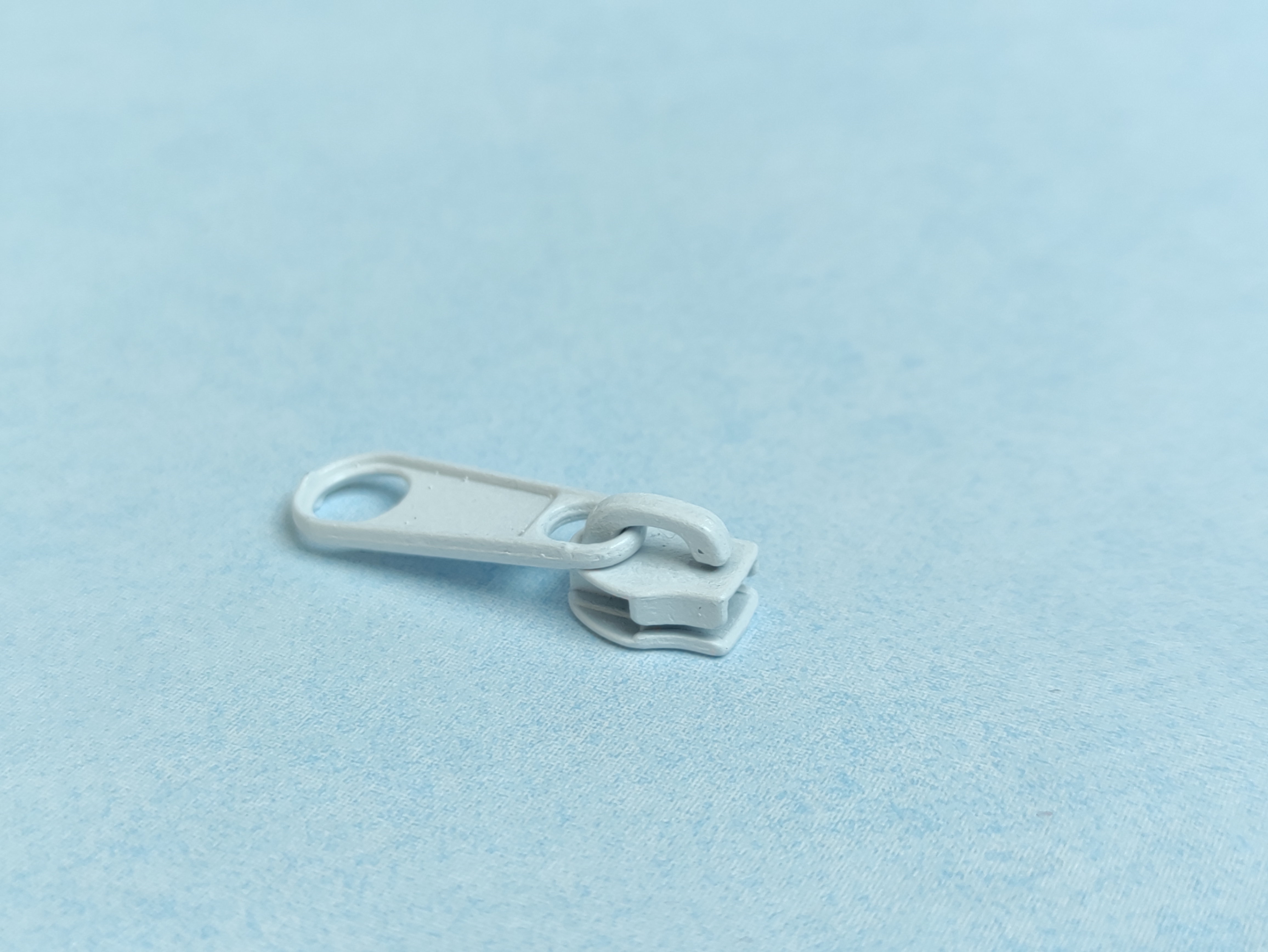 Baltos spalvos užtrauktuko spynelė Nr. 3