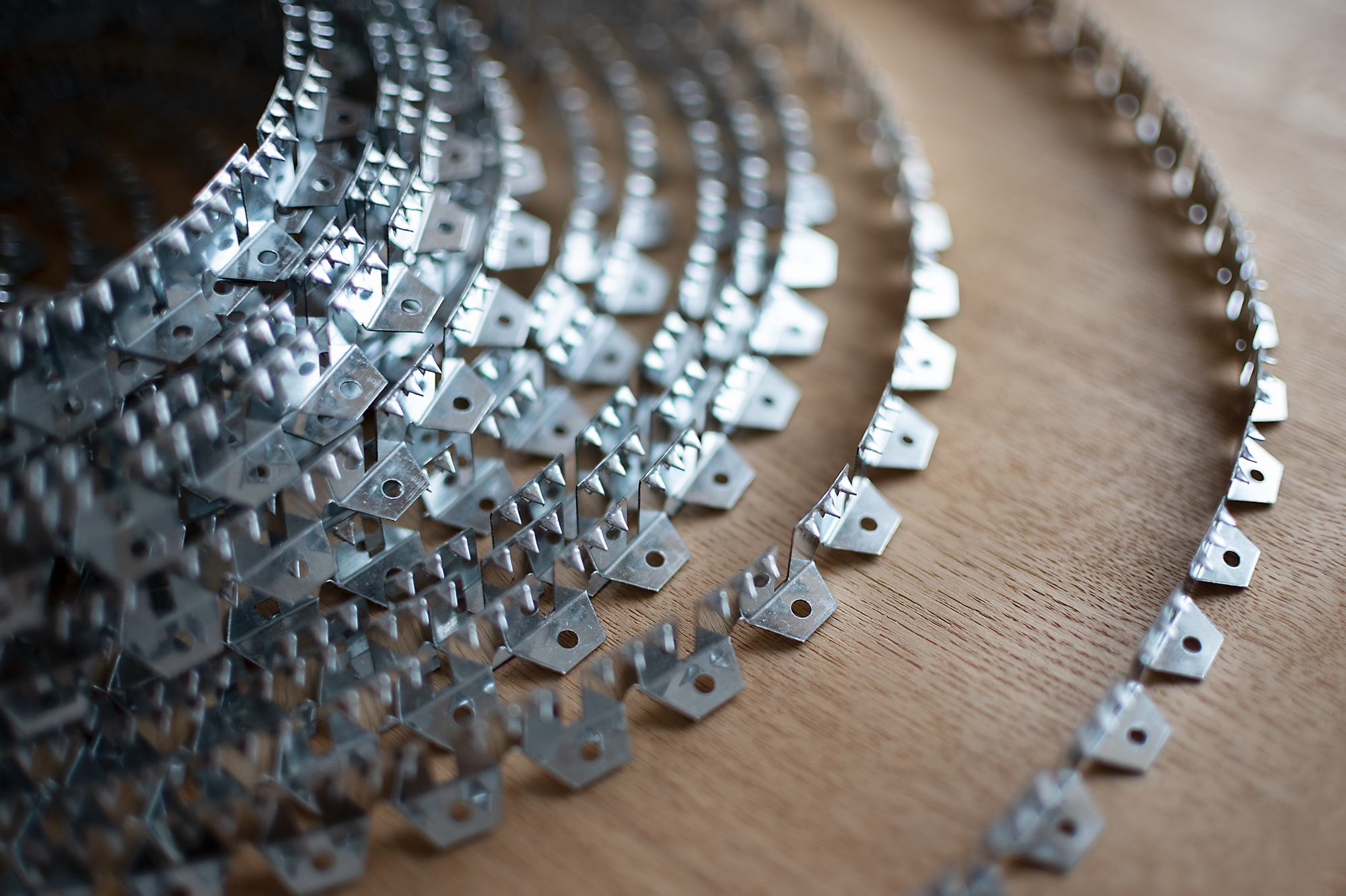 Dantyta metalinė baldinė juosta 1,5m ilgio