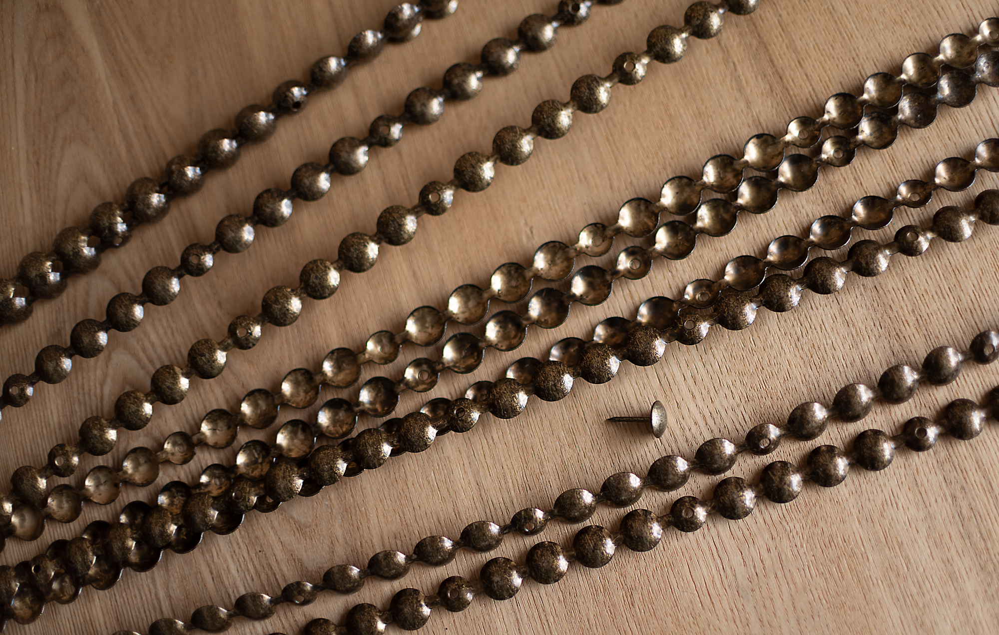 Dekoratyvinių vinučių juosta + vinukės ( old gold spalva )