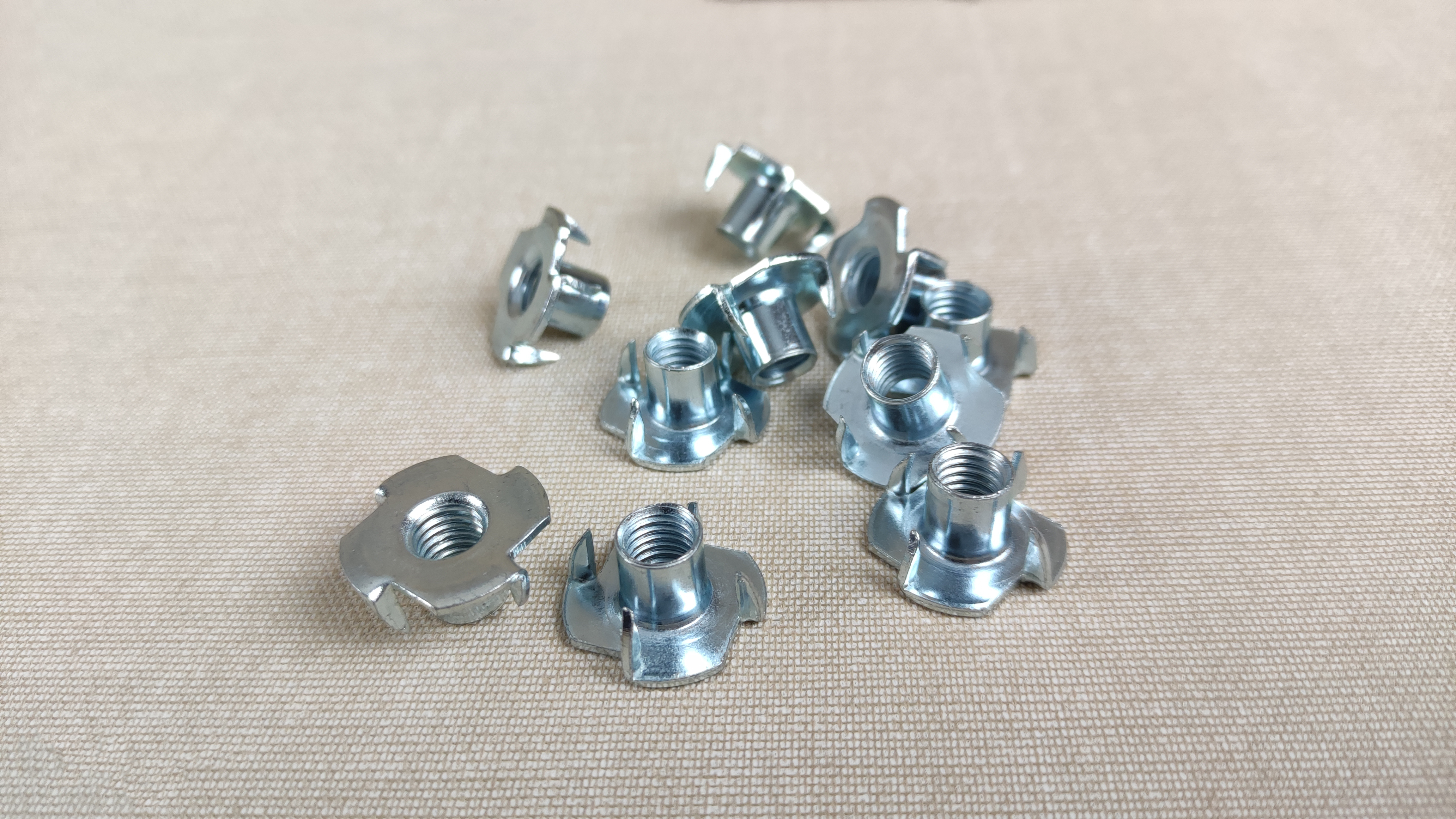 Įkalama baldinė veržlė M8