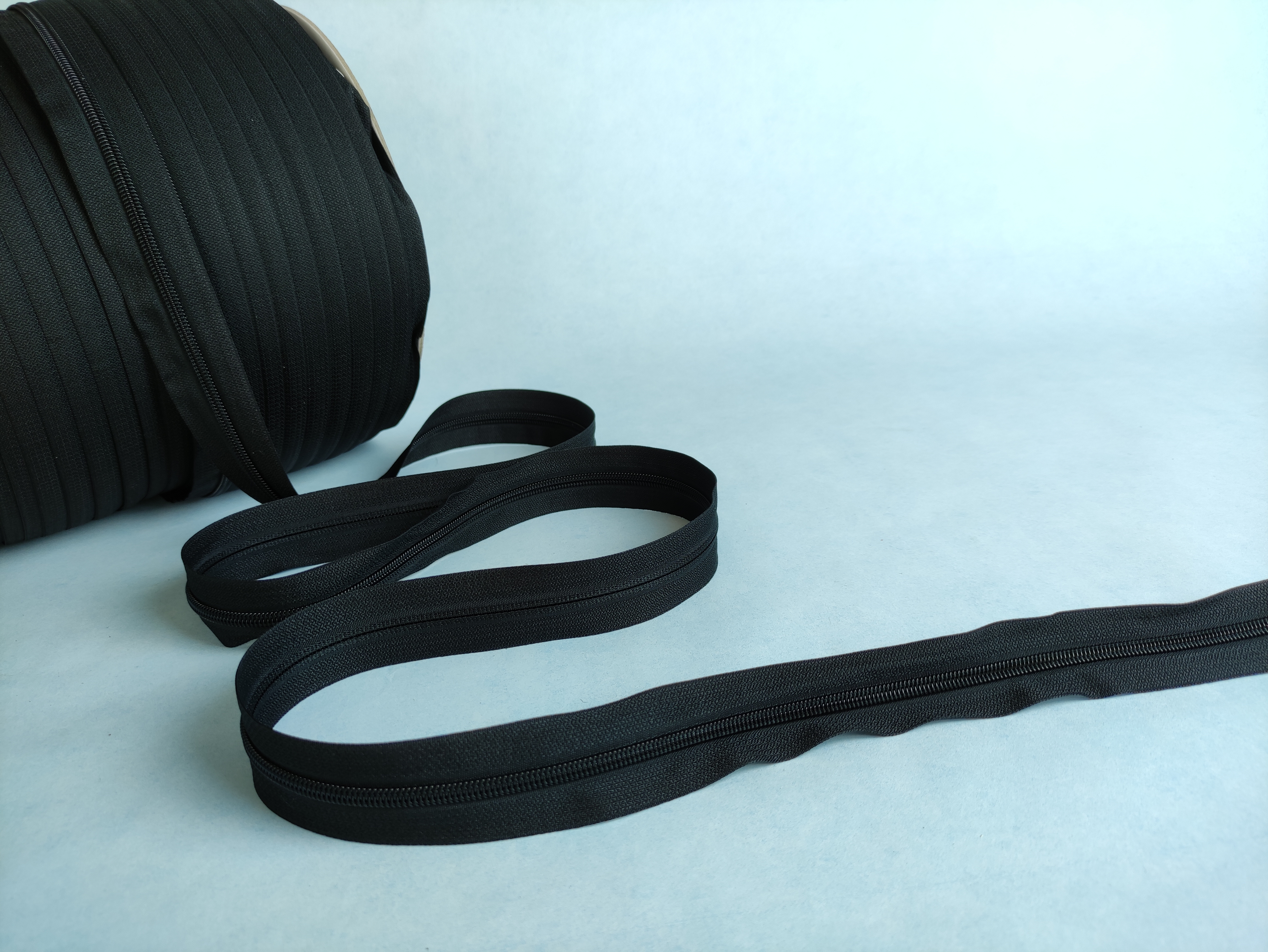 Juodos spalvos užtrauktuko juosta Nr. 3