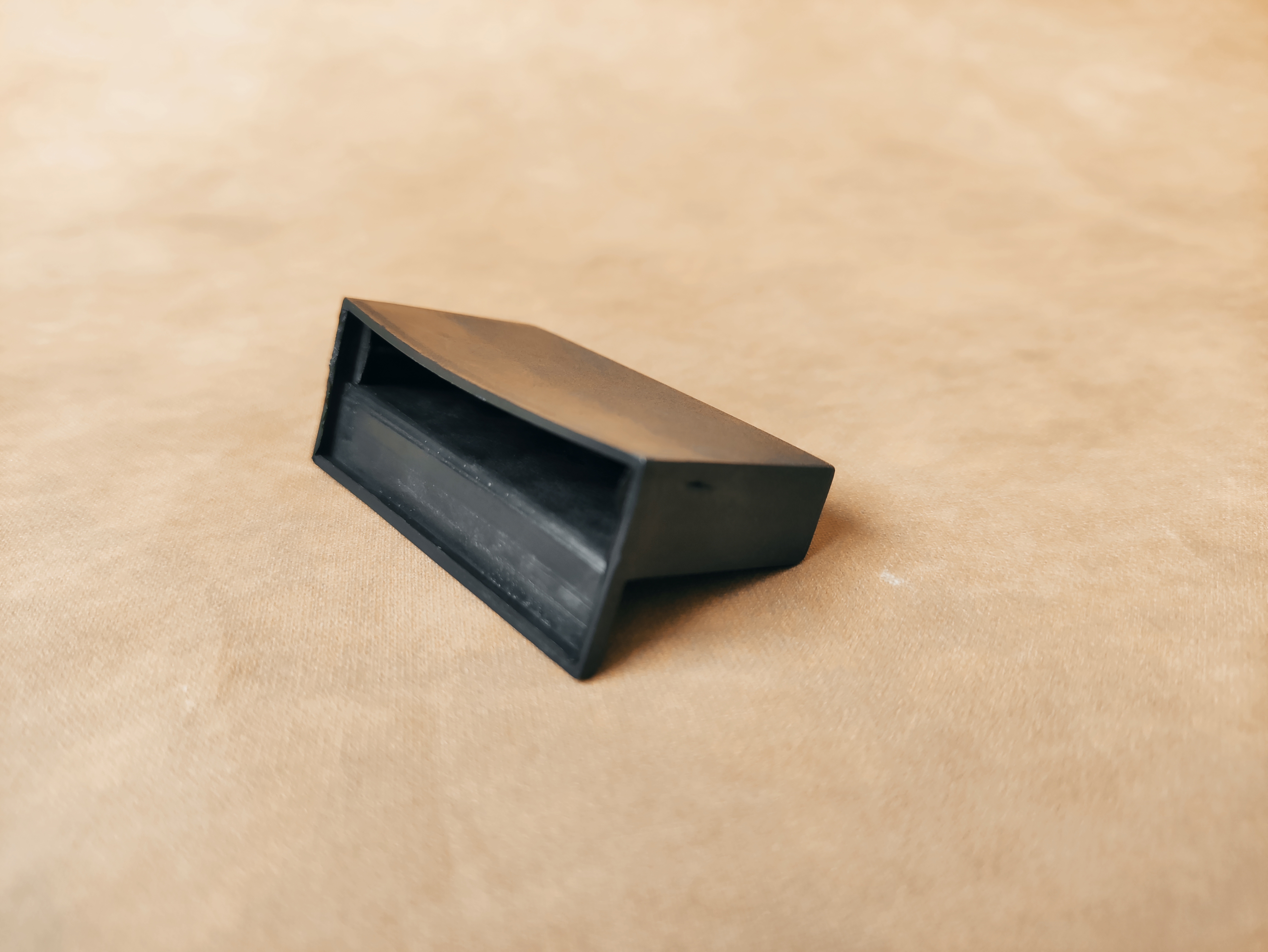 Lovos grotelės laikiklis juodas