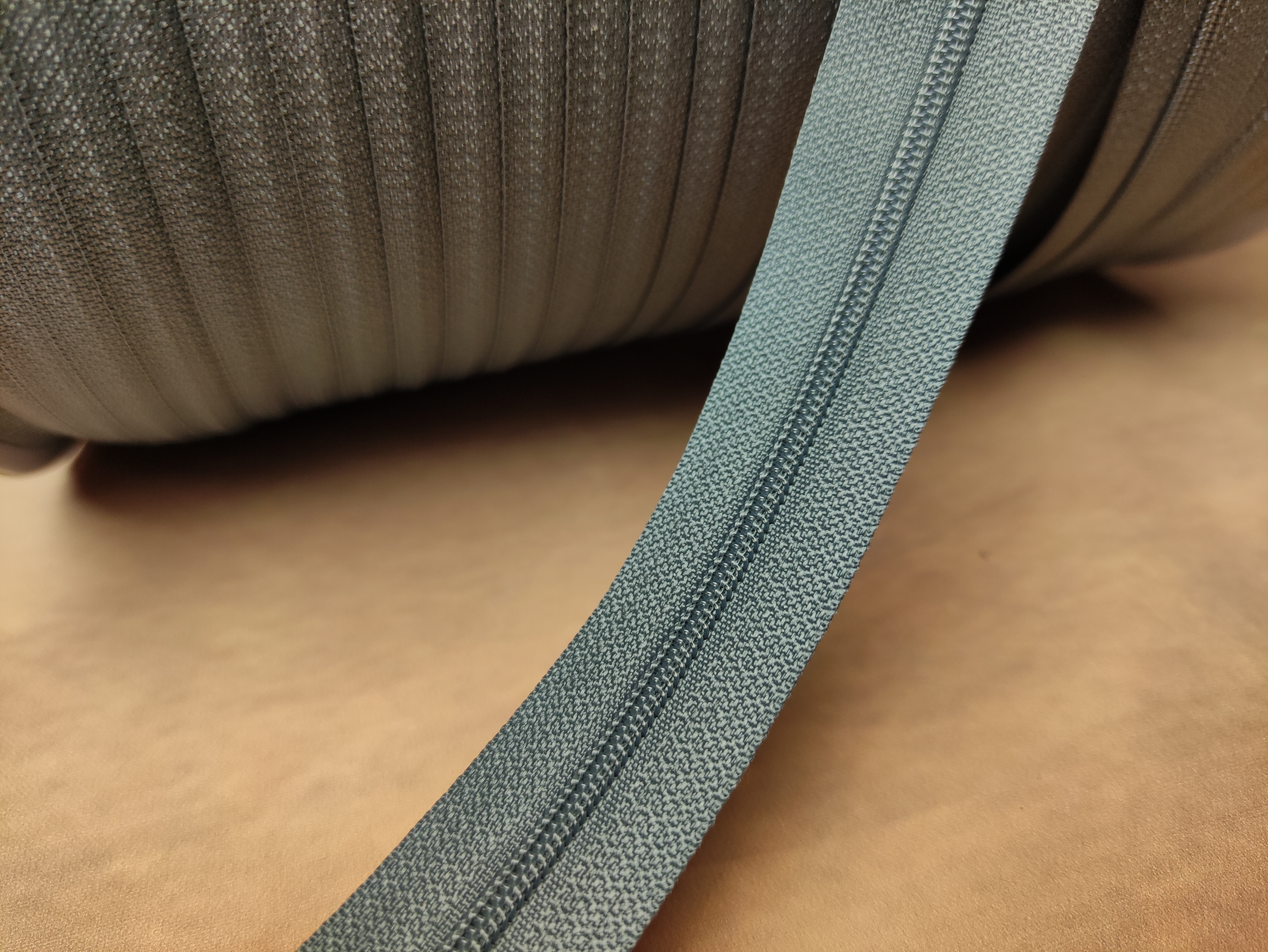 Tamsiai pilkos spalvos Užtrauktuko juosta Nr. 3