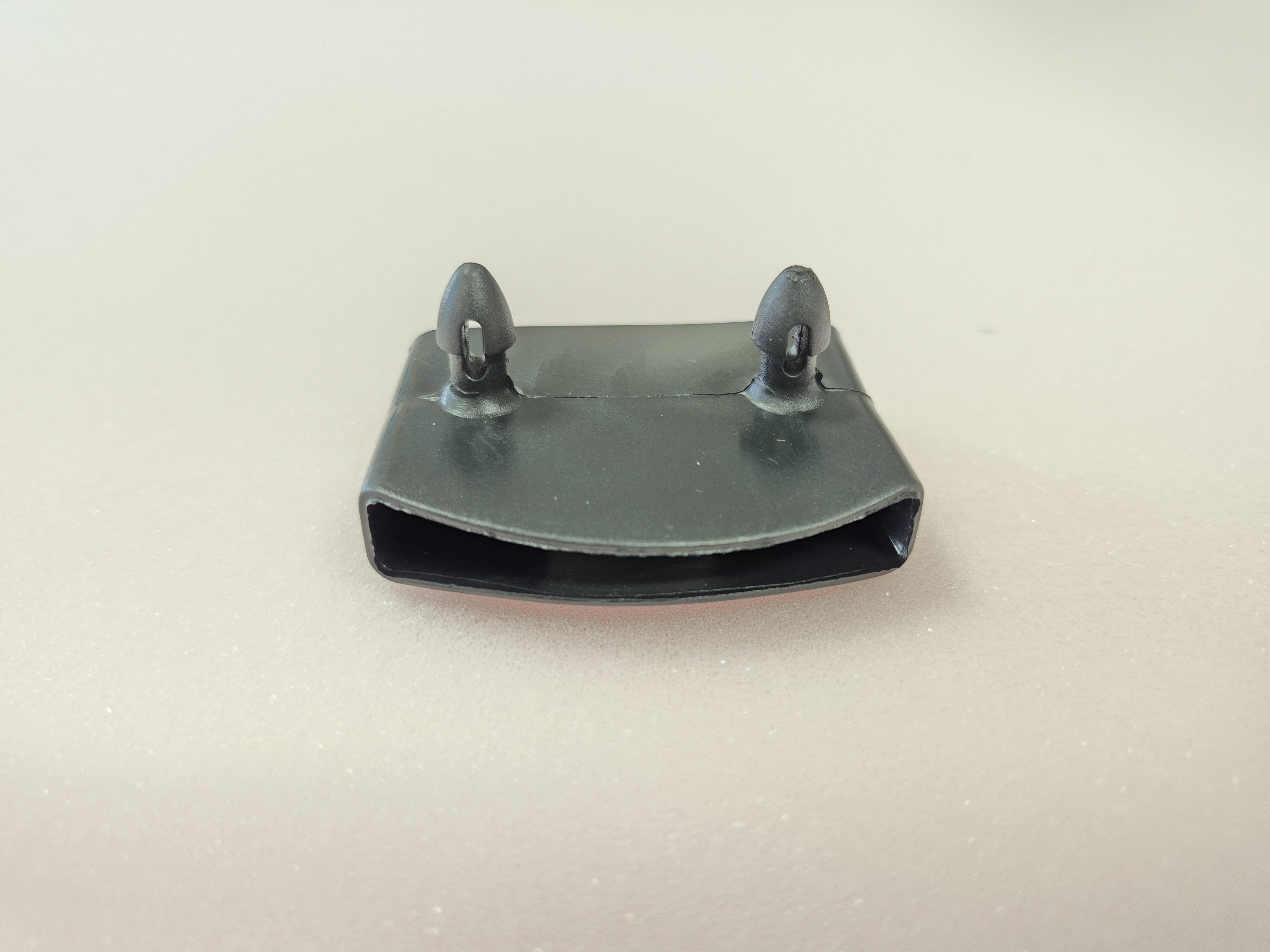 Lovos grotelės laikiklis centrinis sujungimas, juodas