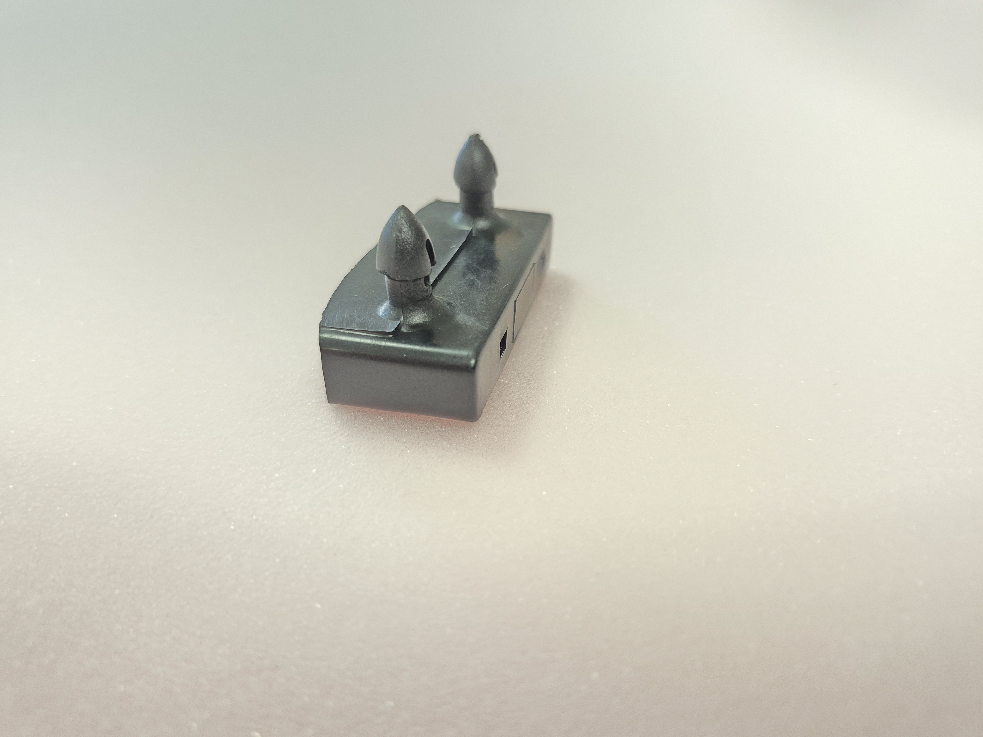 Lovos grotelės laikiklis šoninis, juodas