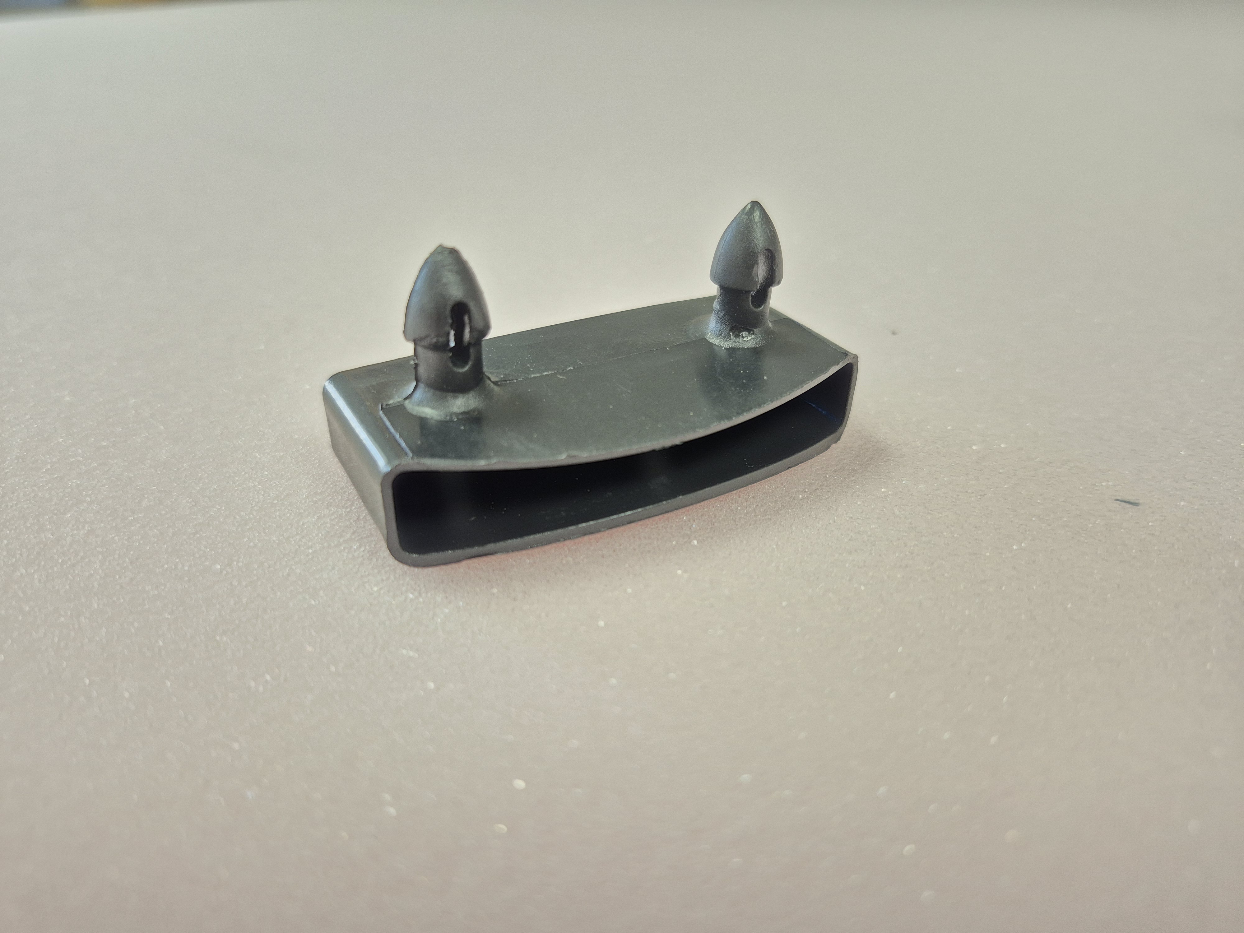 Lovos grotelės laikiklis šoninis, juodas