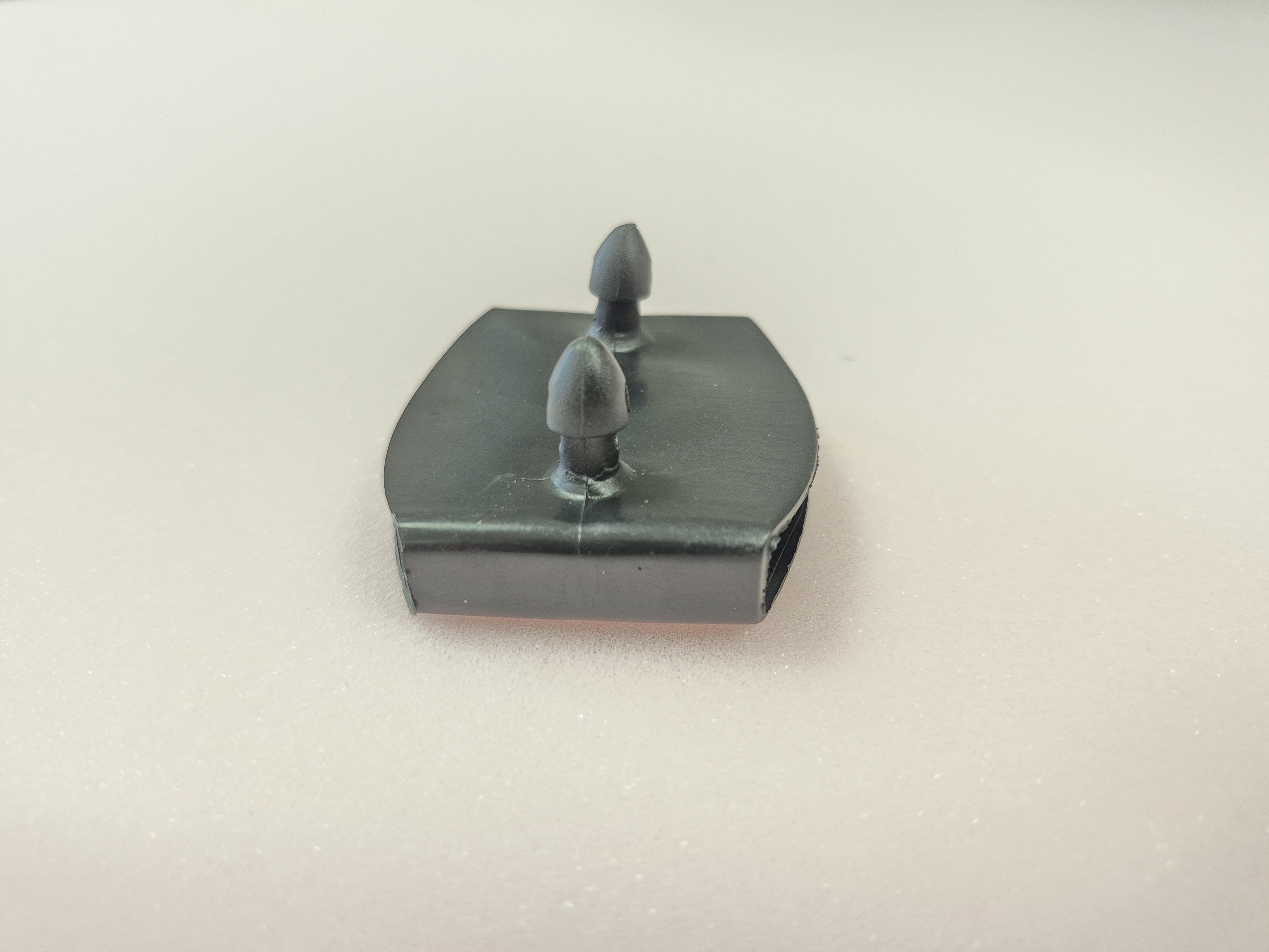 Lovos grotelės laikiklis centrinis sujungimas, juodas