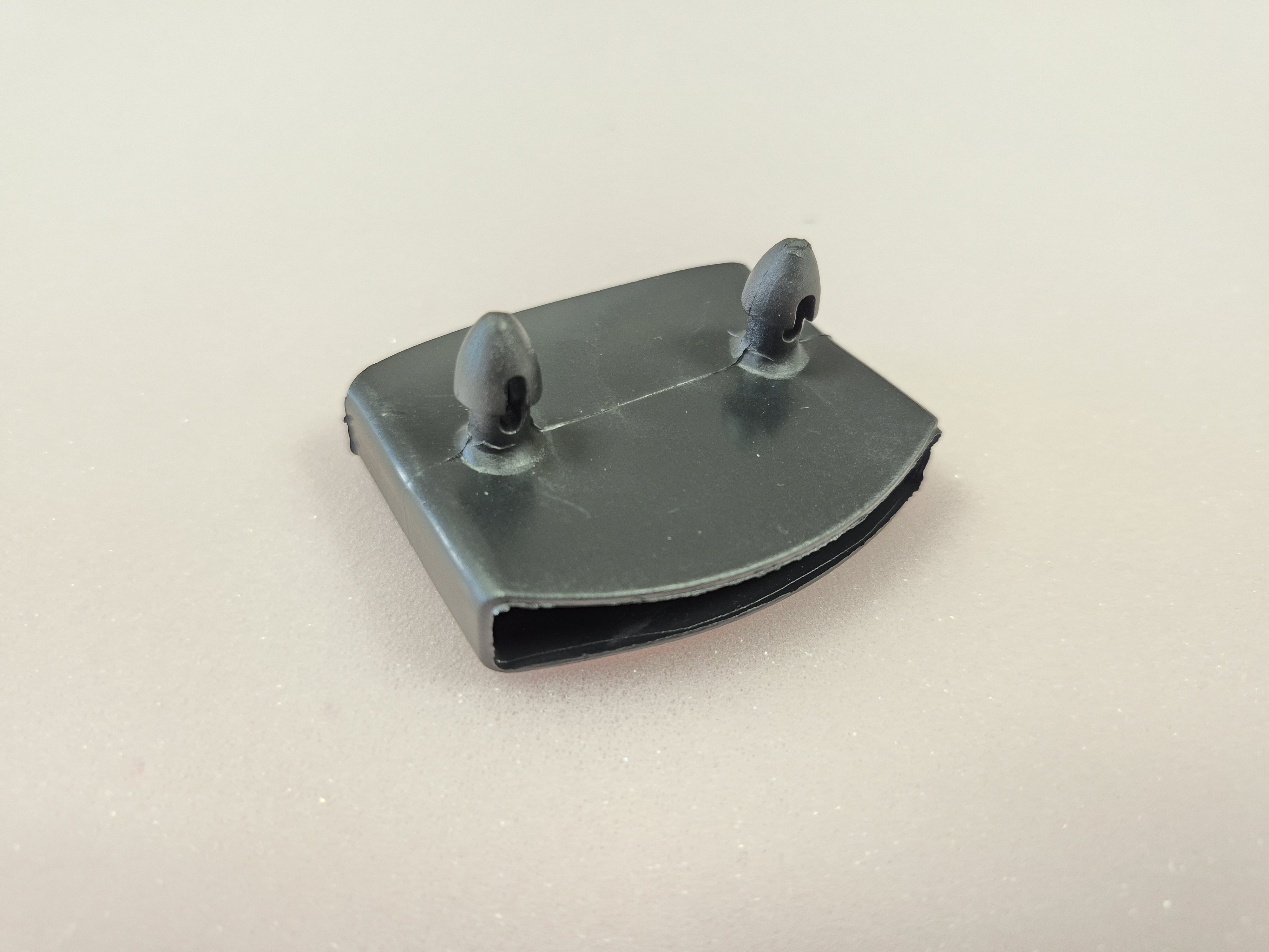 Lovos grotelės laikiklis centrinis sujungimas, juodas