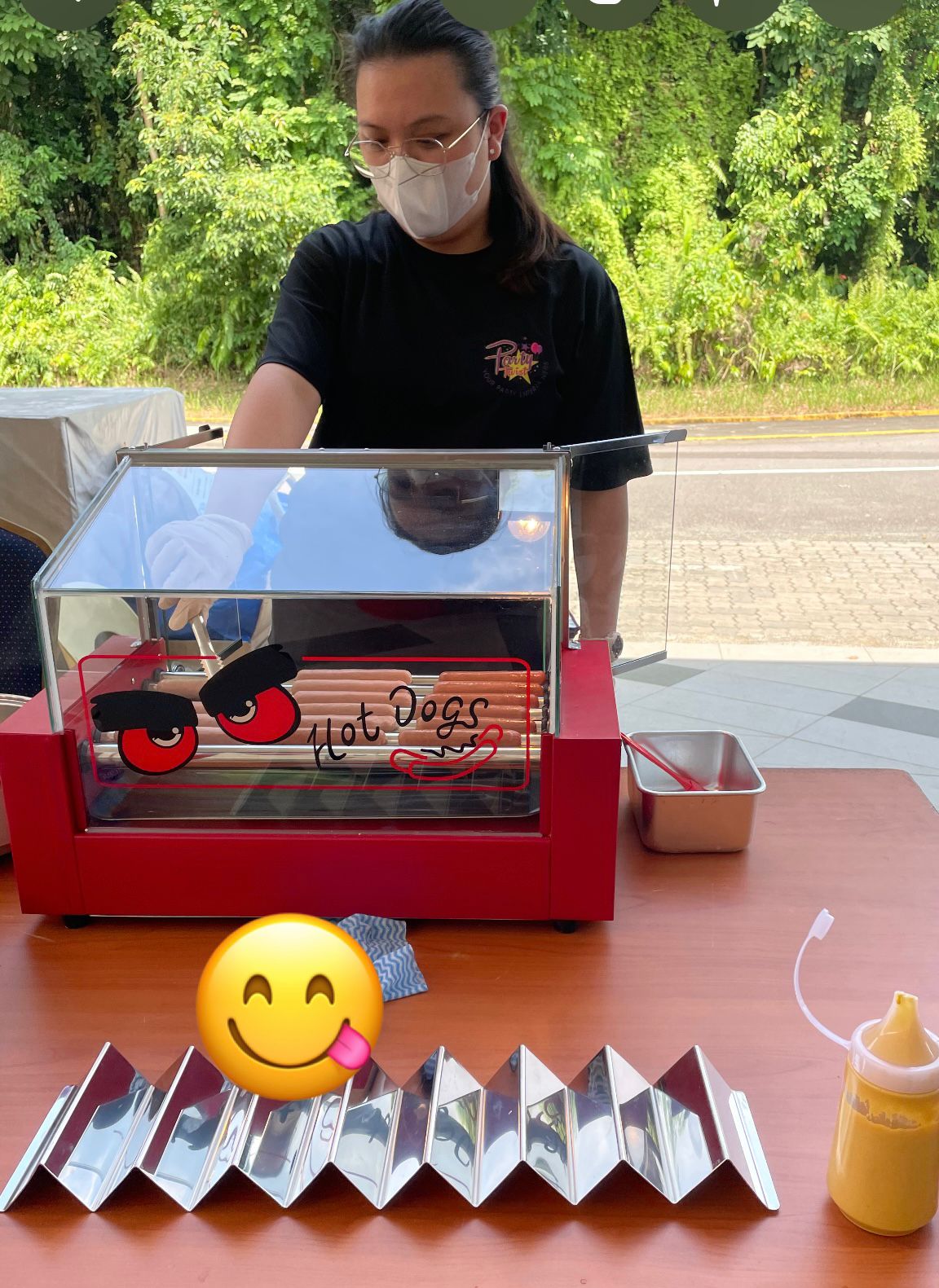 Hotdog Bun Live Station