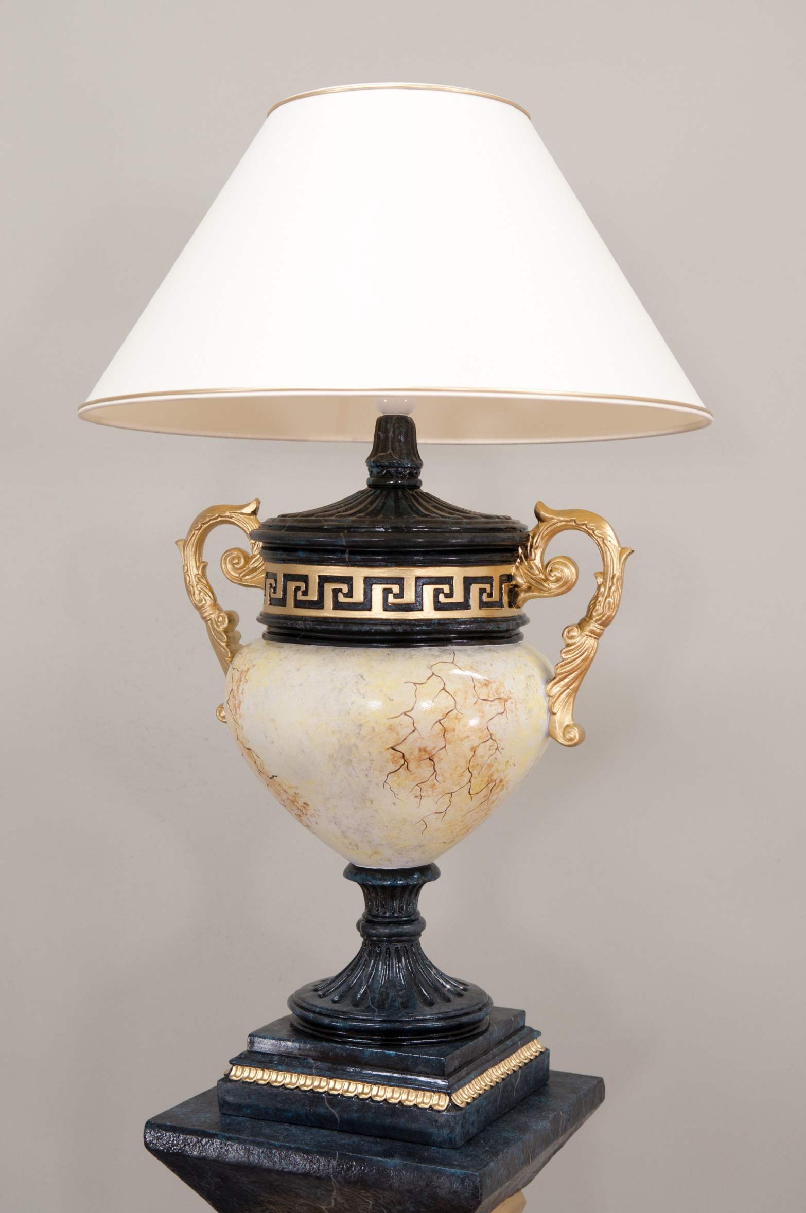 Grande lampe décorative peinte à la main avec socle – Élégance classique