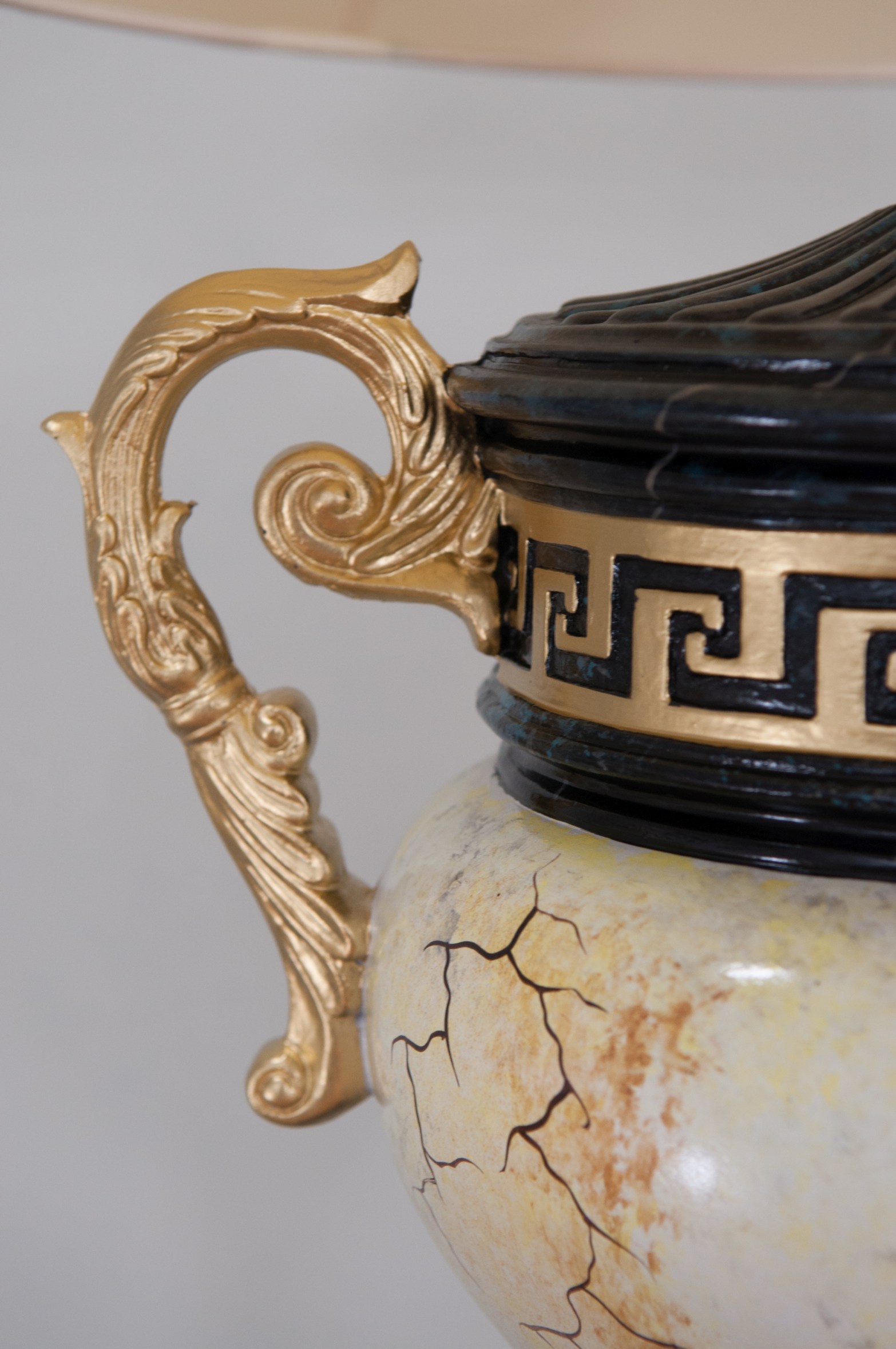 Grande lampe décorative peinte à la main avec socle – Élégance classique