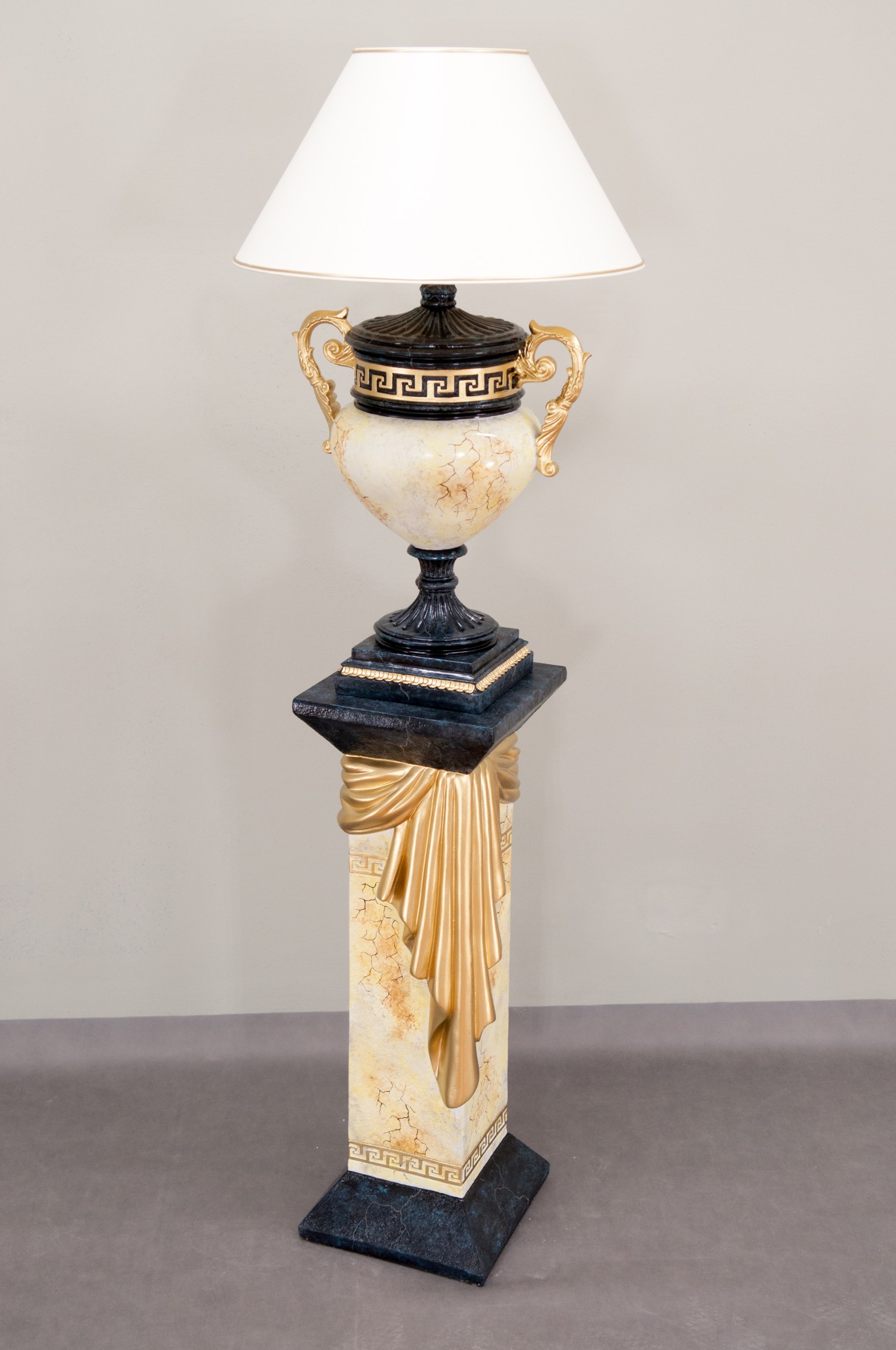 Grande lampe décorative peinte à la main avec socle – Élégance classique