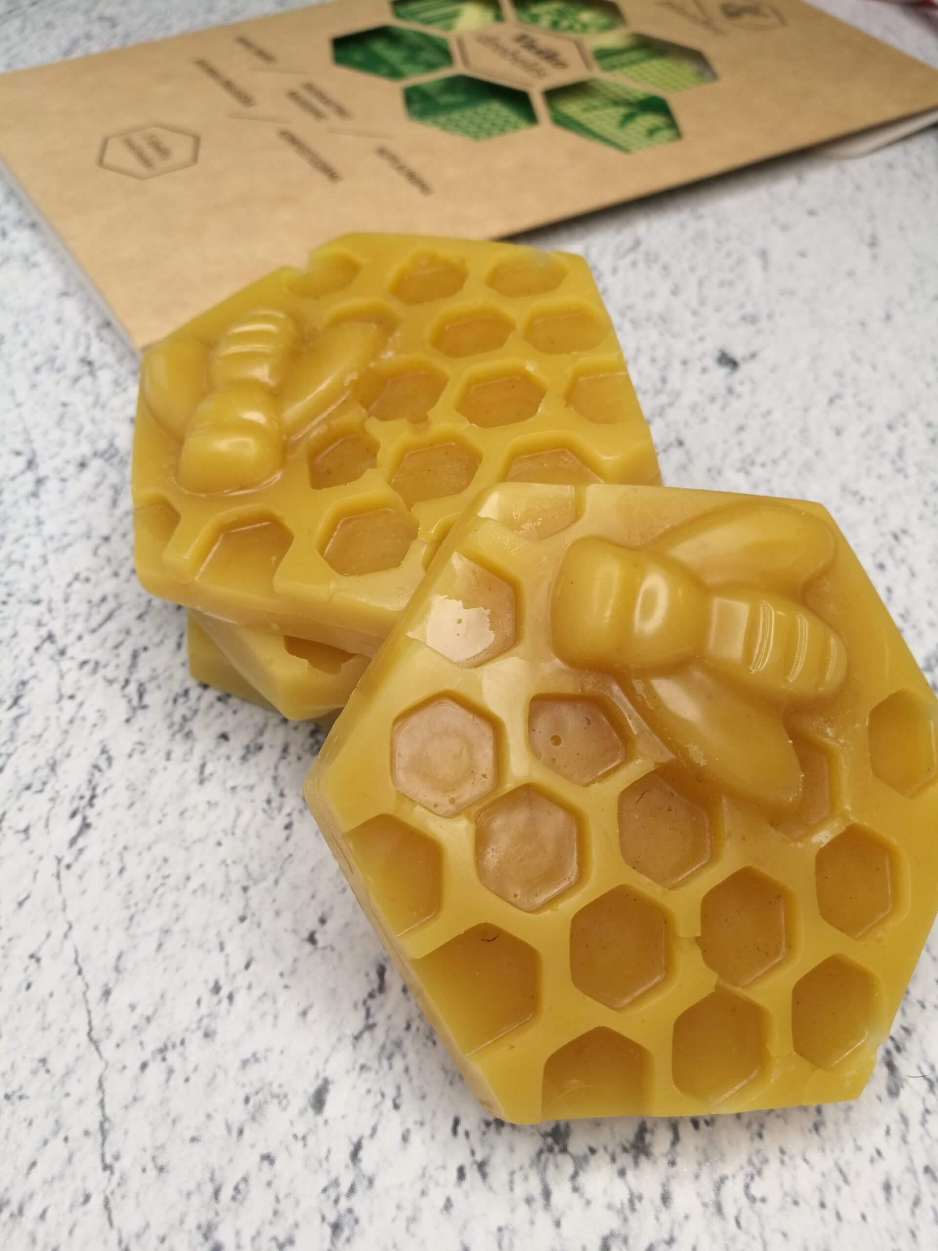 Vaško ir pušų sakų gabalėlis, skirtas atnaujinti senas drobeles