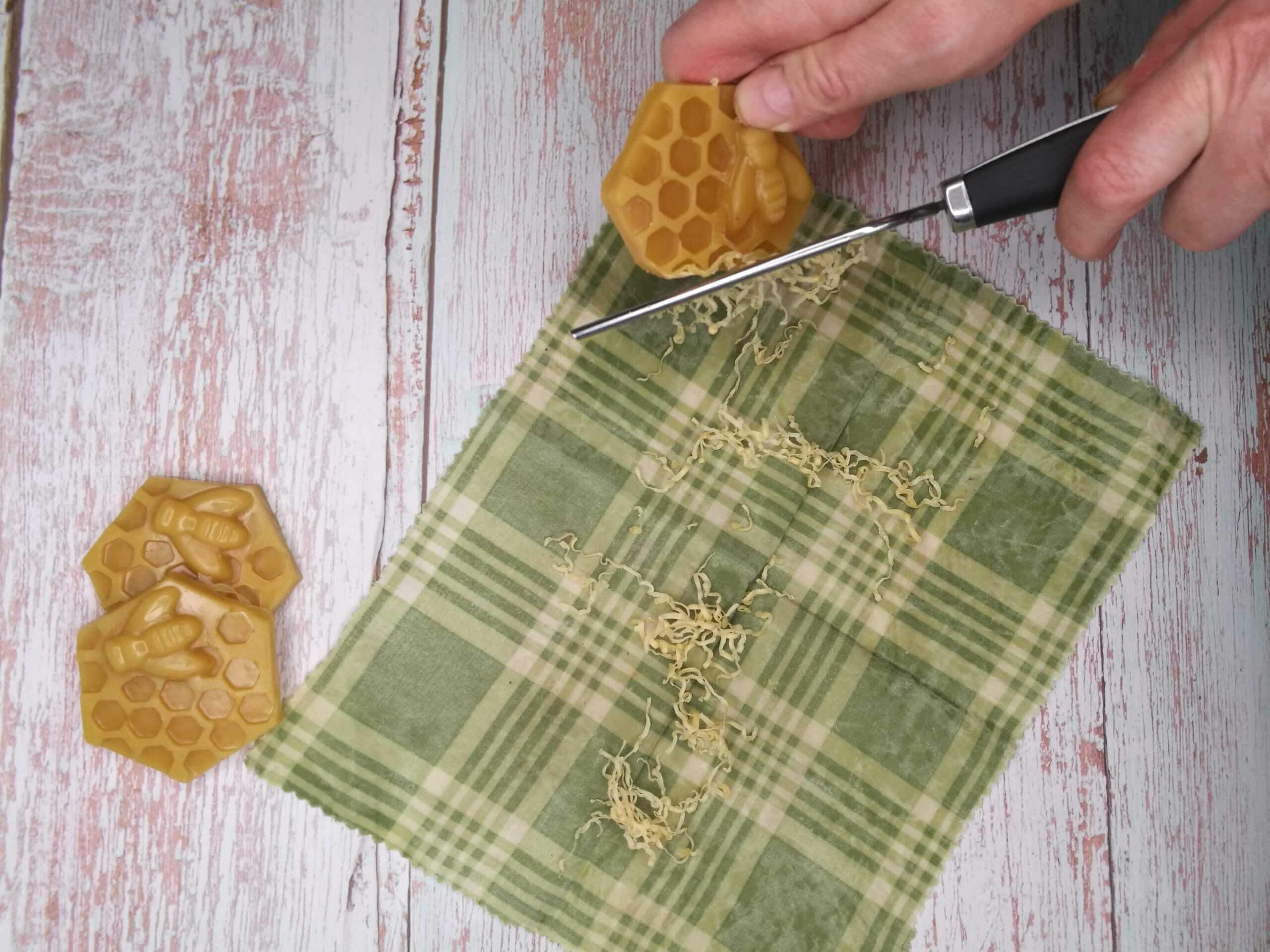 Vaško ir pušų sakų gabalėlis, skirtas atnaujinti senas drobeles