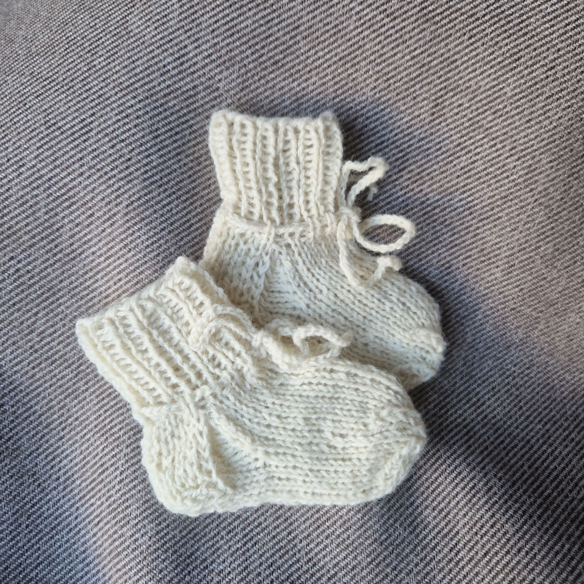 Kojinytės kūdikiui, pilkos