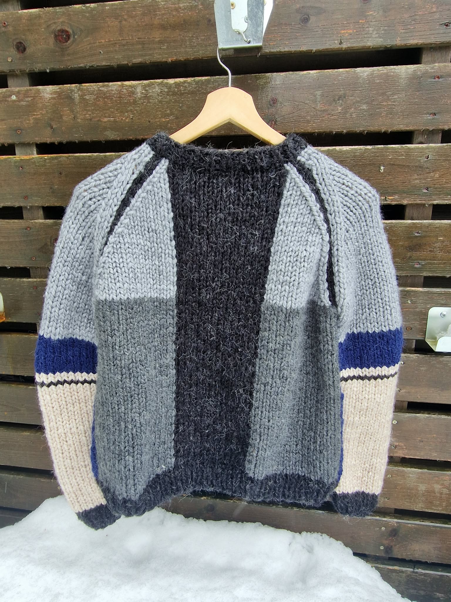 Žemaitė, margas megztinis