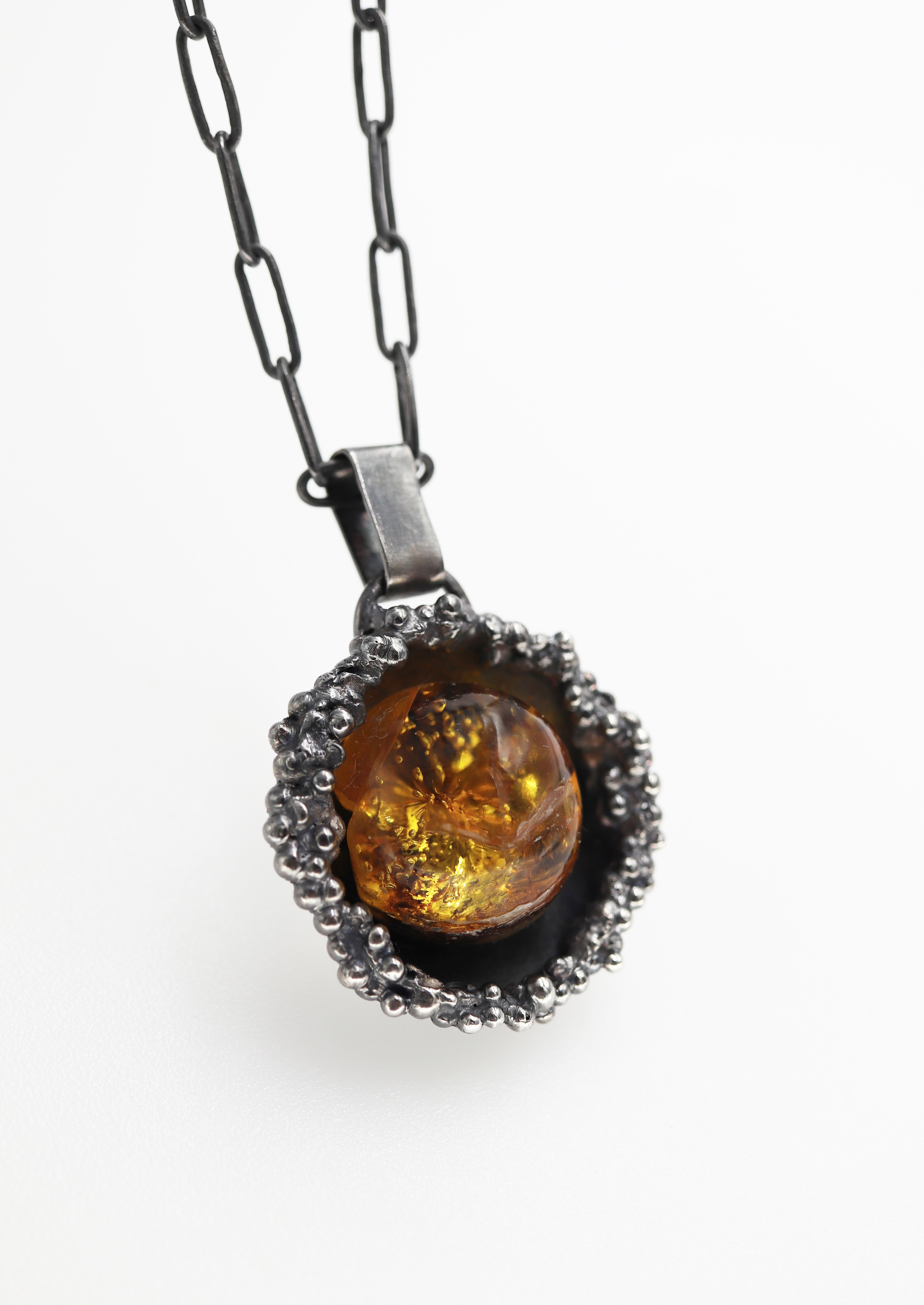 Kaklo papuošalas su gintaru