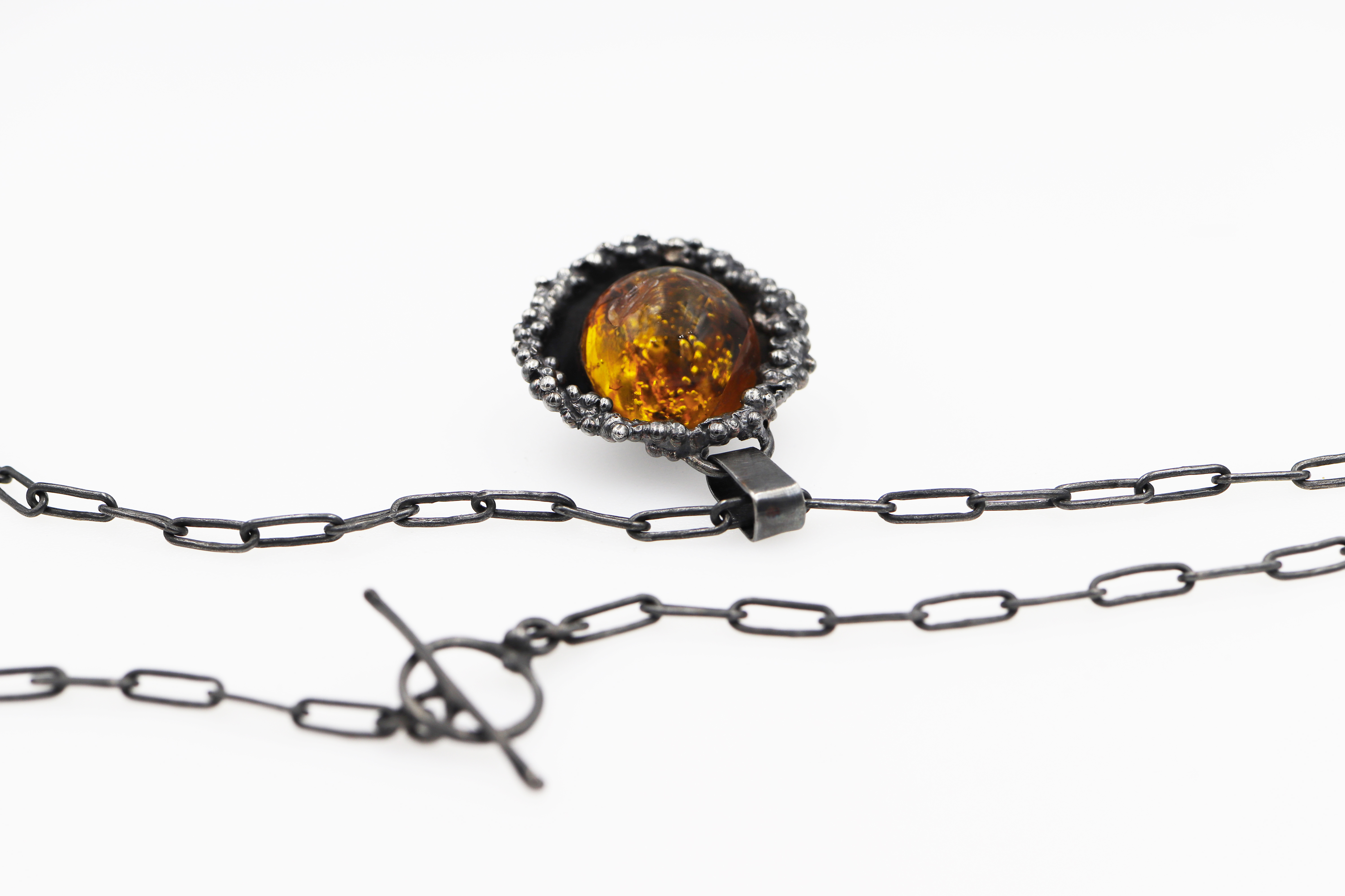 Kaklo papuošalas su gintaru