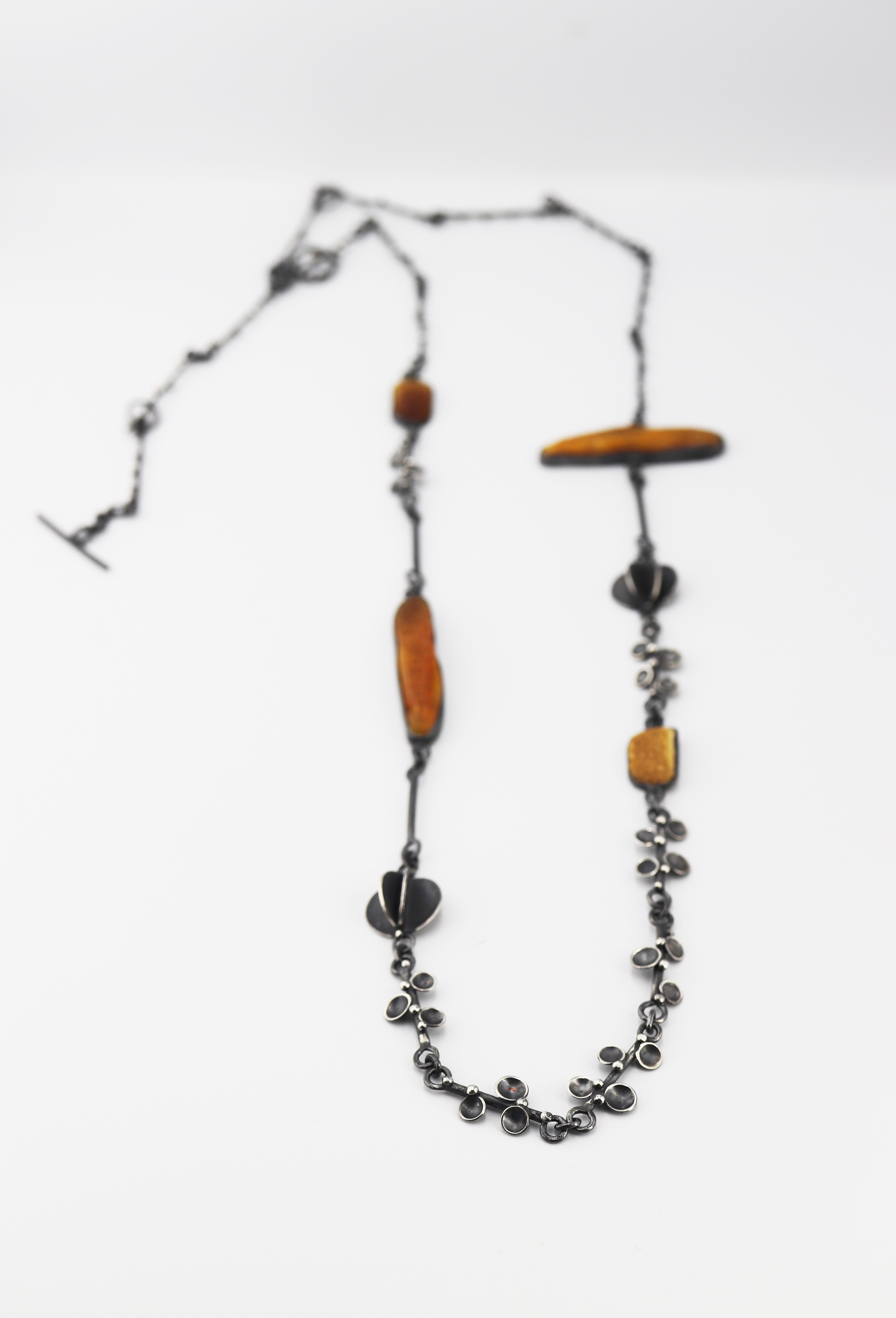 Kaklo papuošalas su gintaru