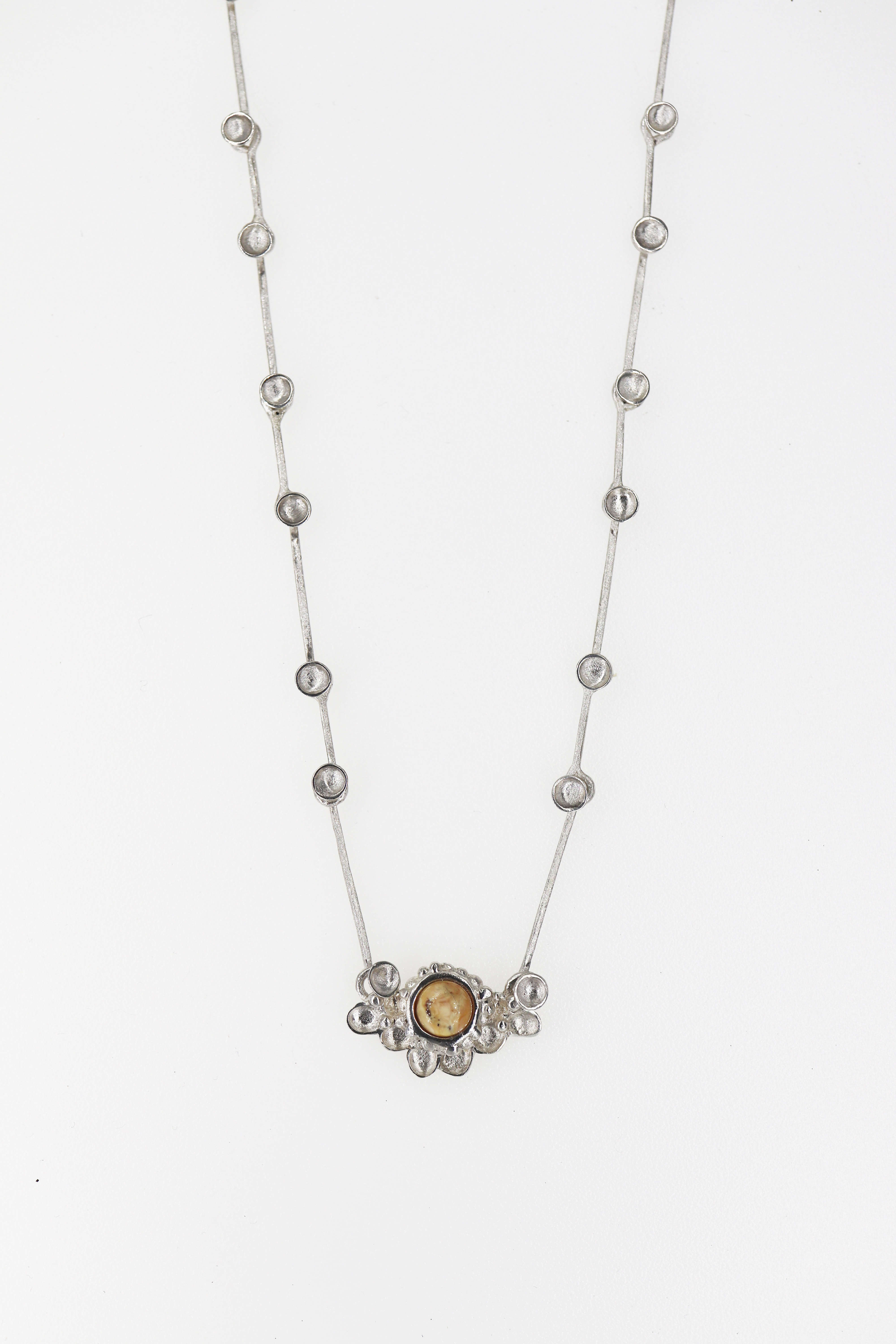 Kaklo papuošalas su gintaru