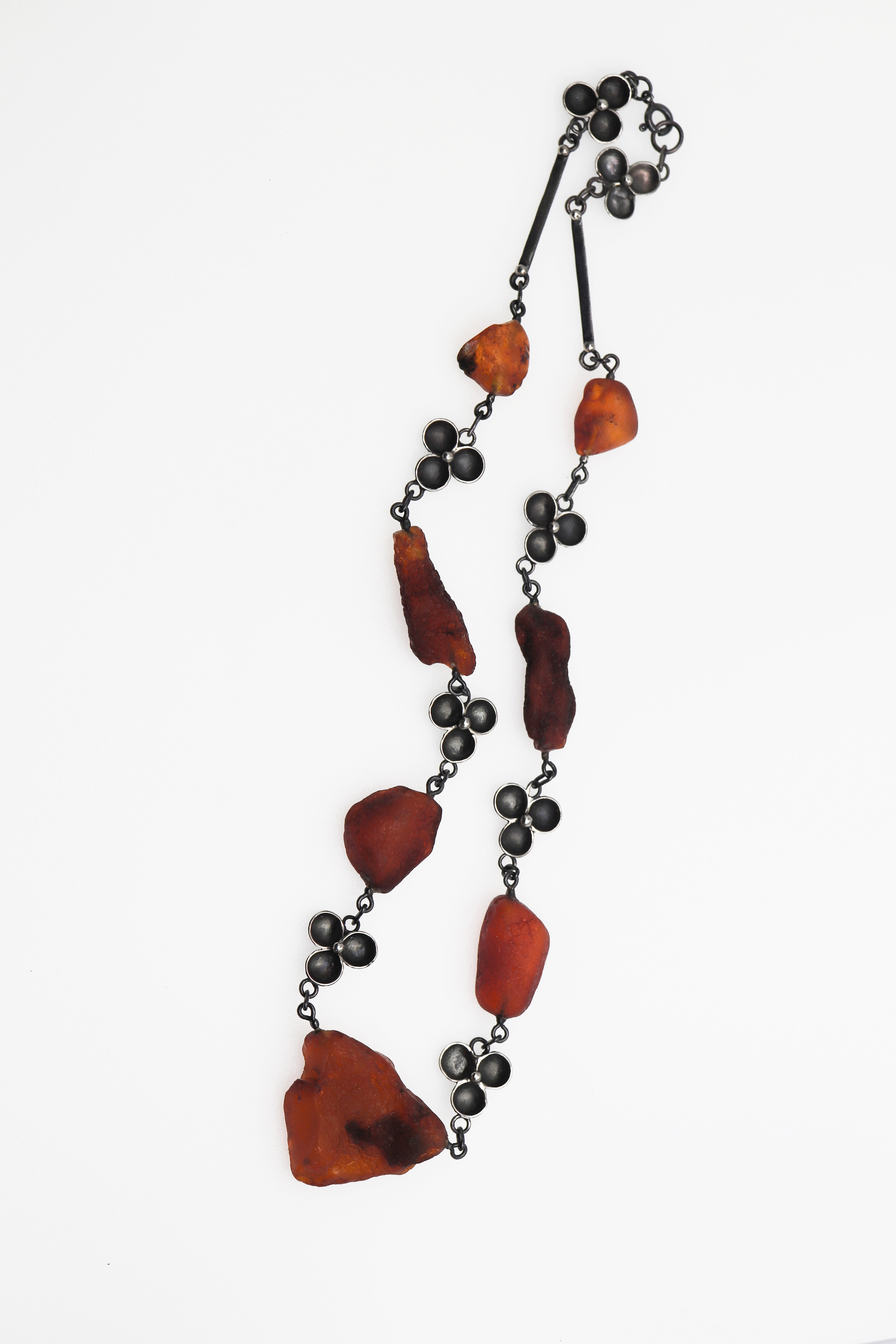 Kaklo papuošalas su gintaru