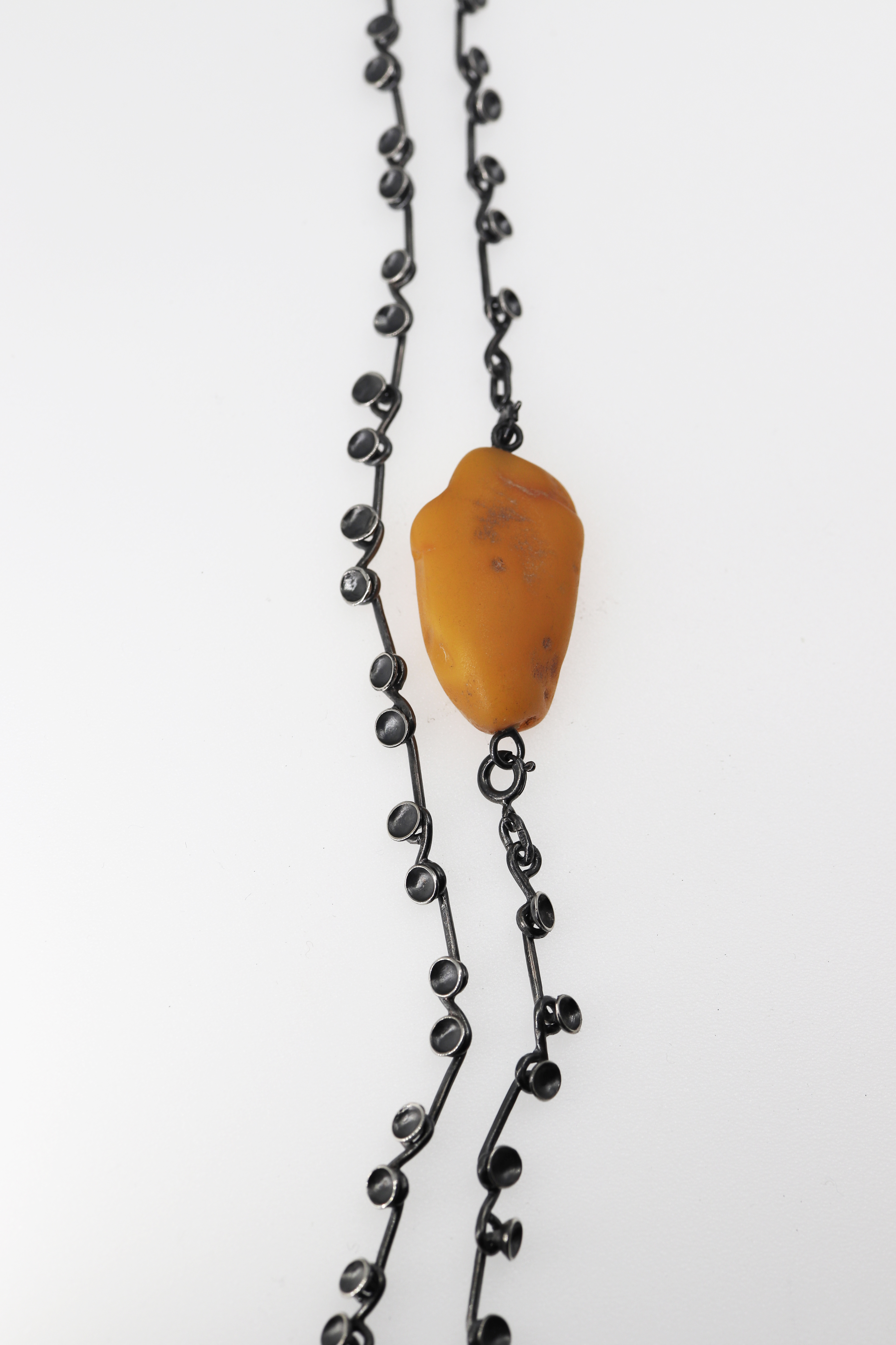 Grandinėlė su gintaru