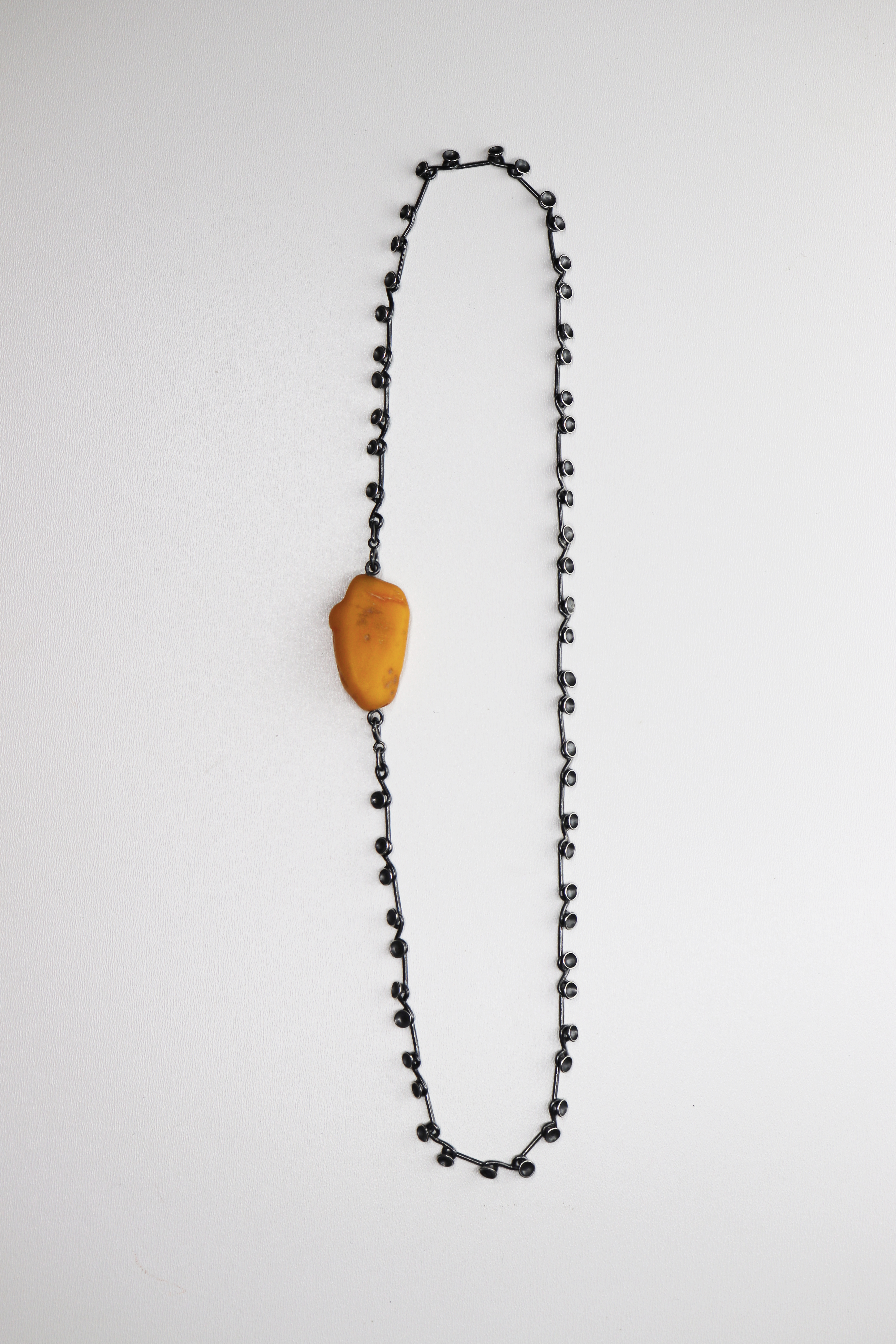 Grandinėlė su gintaru