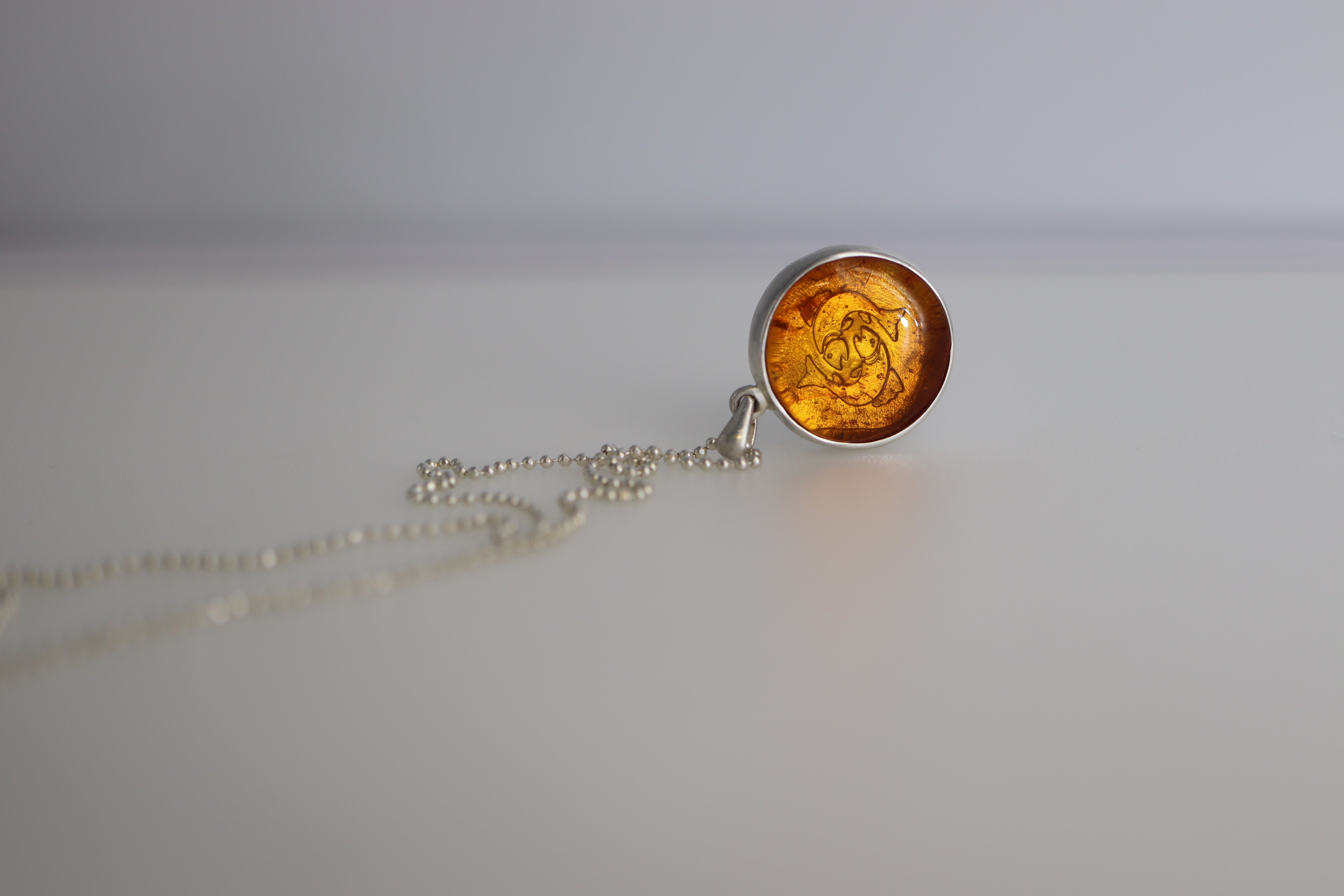 Pakabukas su gintaru "Žuvytės"