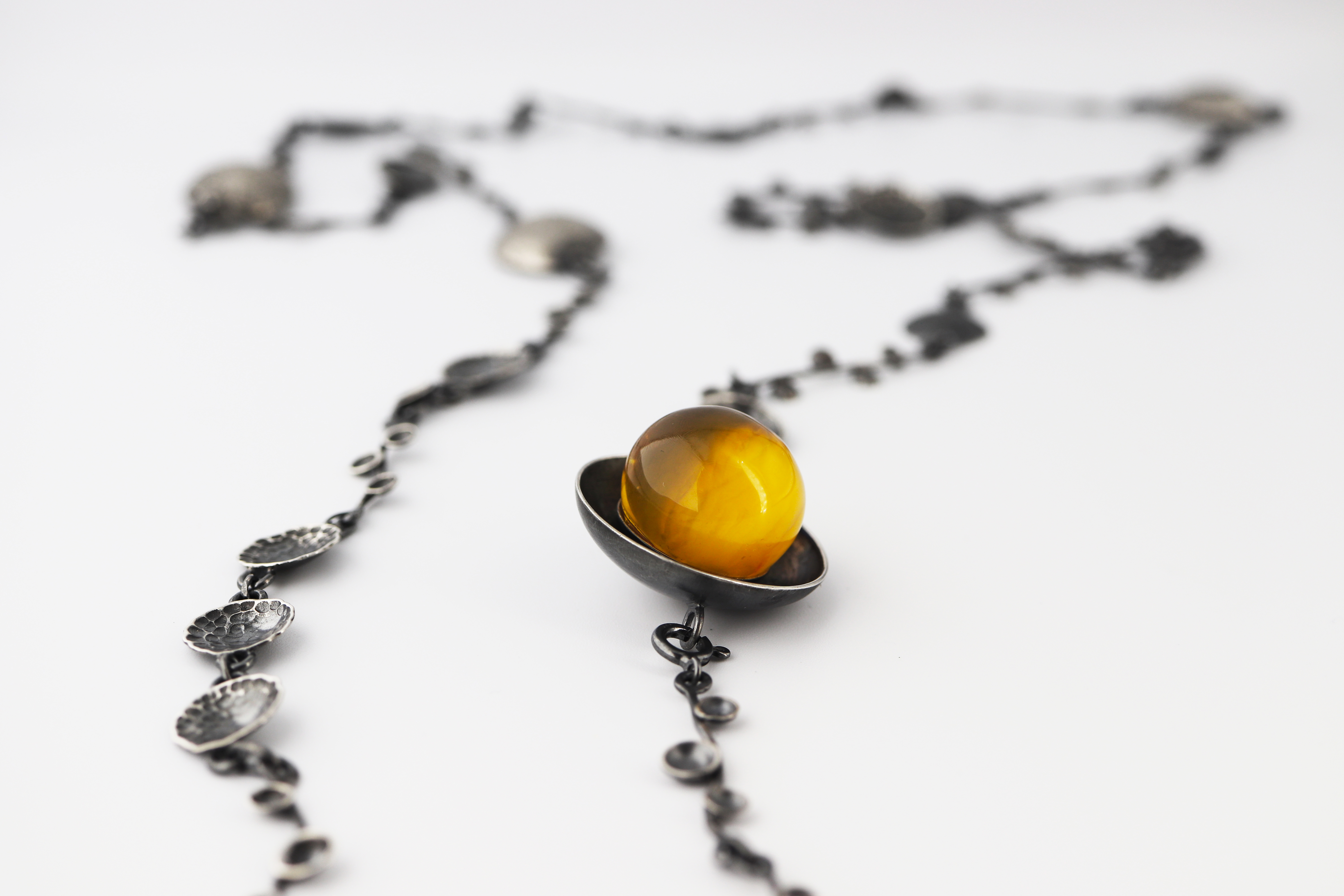 Kaklo papuošalas su gintaru