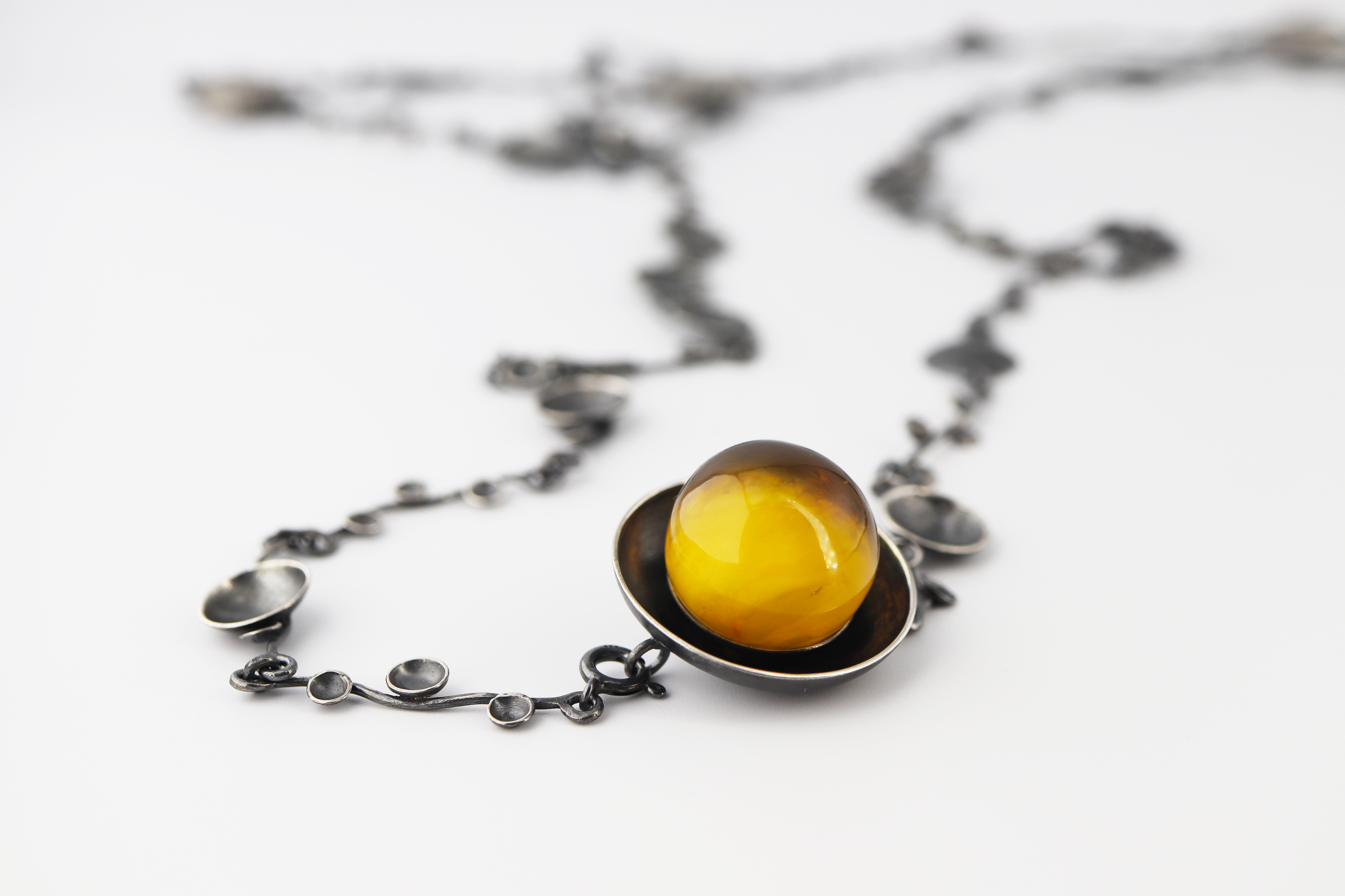 Kaklo papuošalas su gintaru