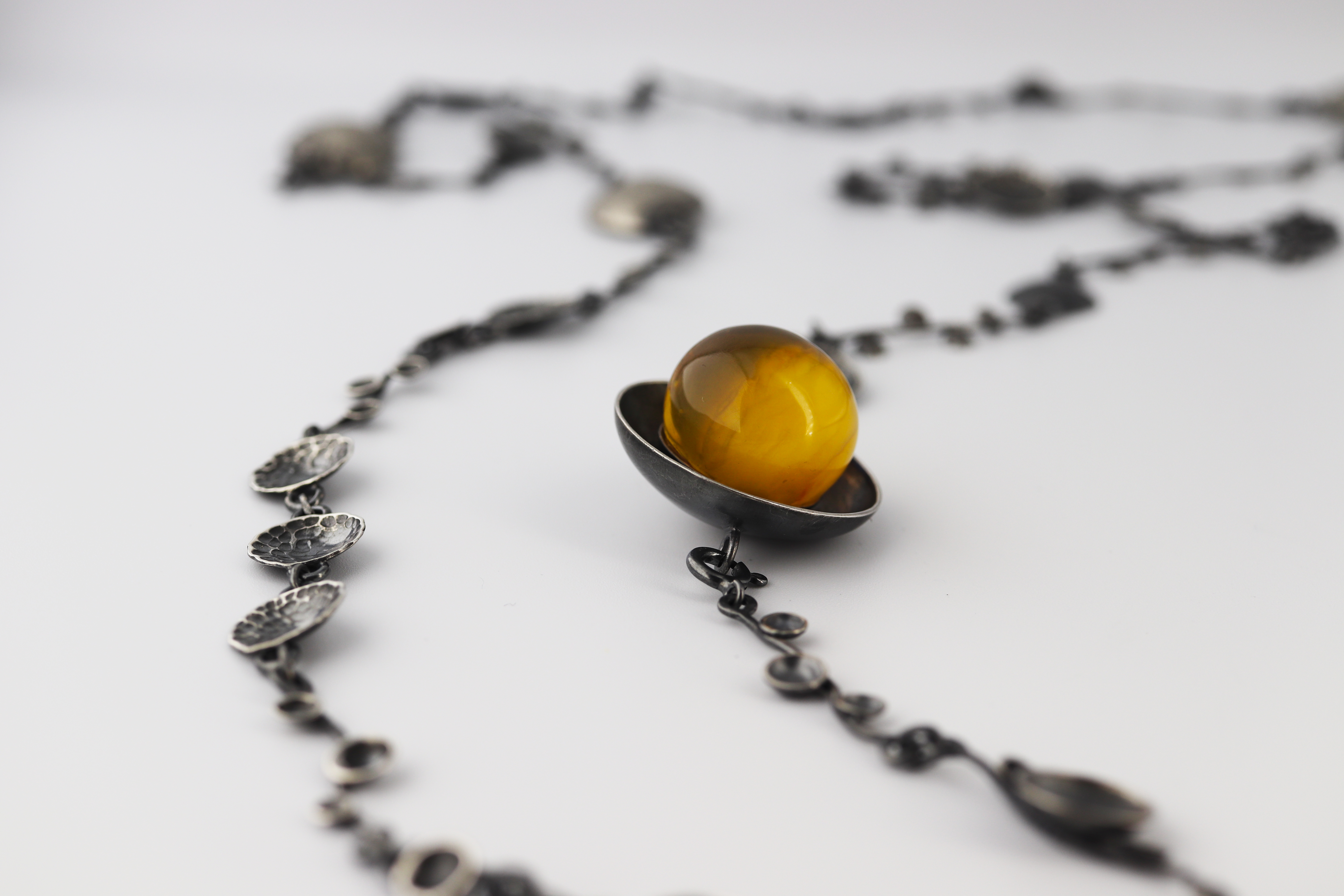 Kaklo papuošalas su gintaru