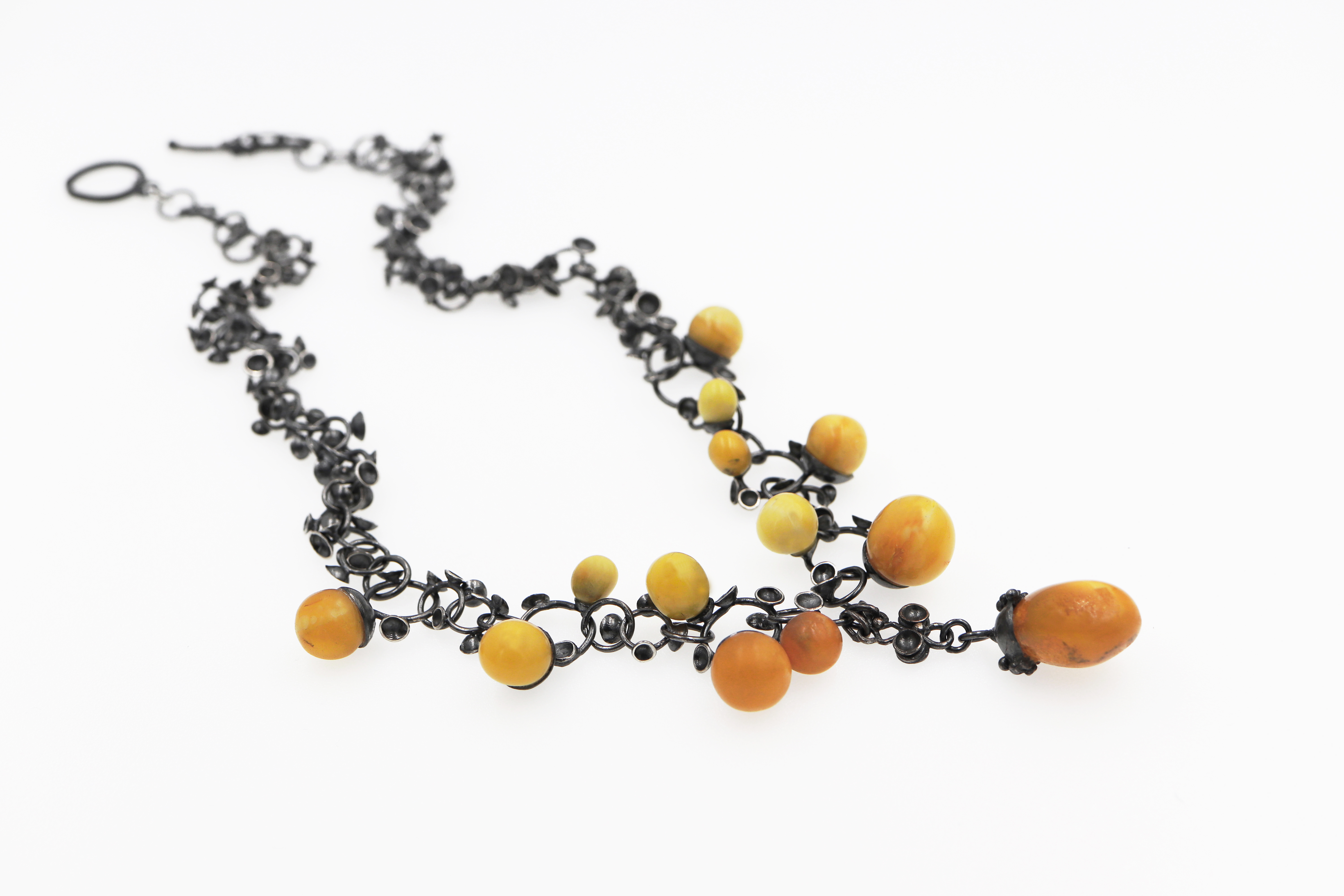 Kaklo papuošalas su gintaru