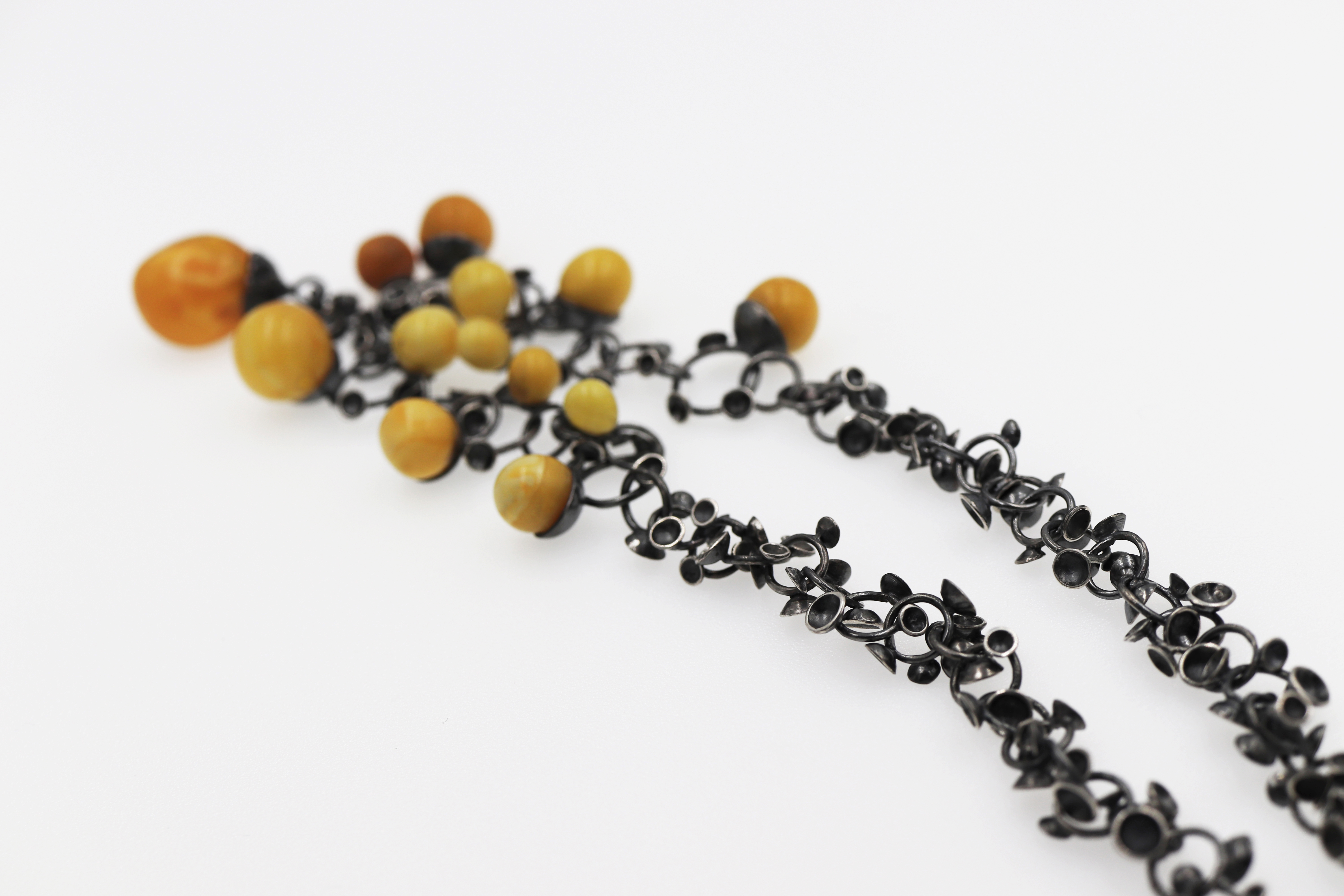 Kaklo papuošalas su gintaru