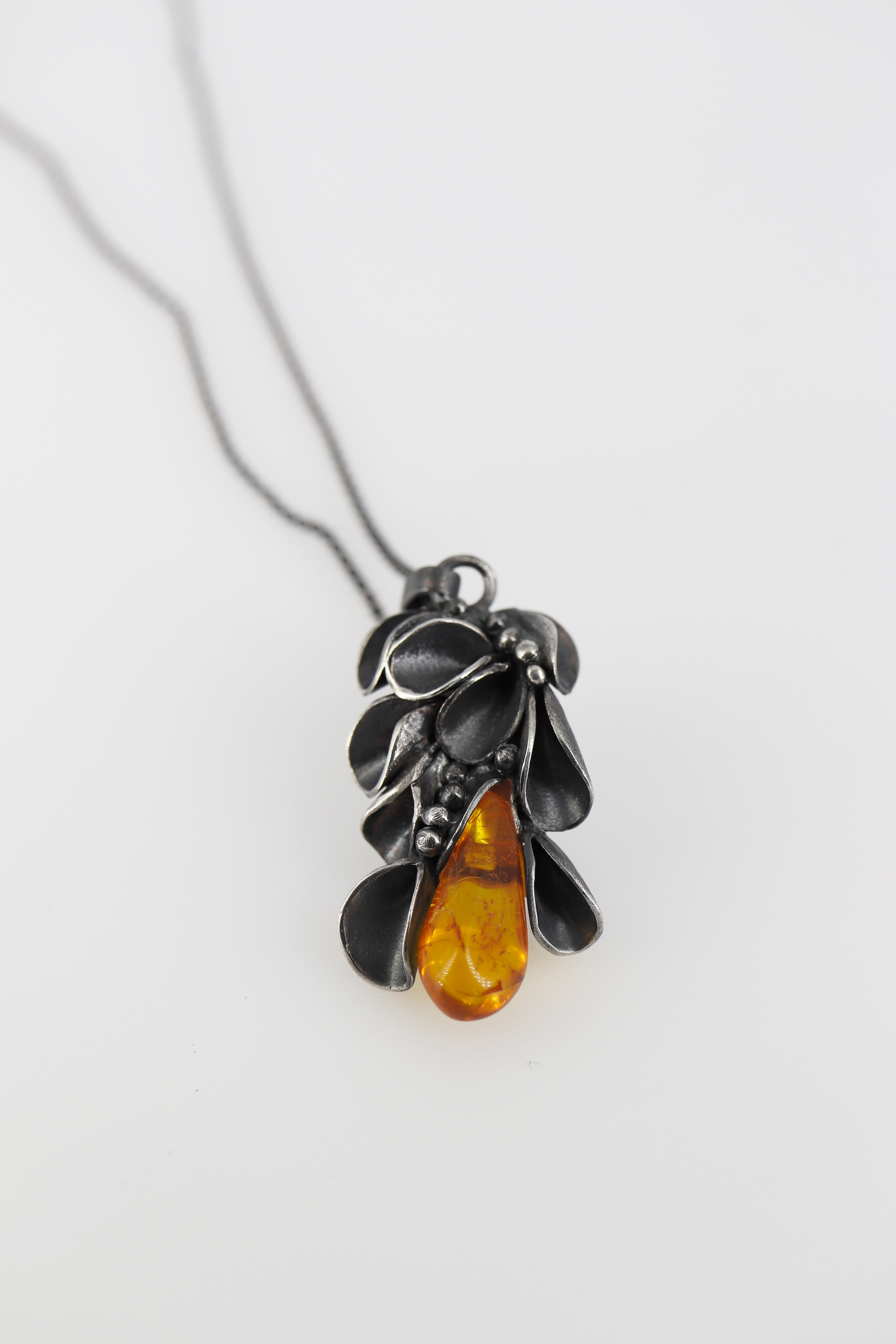 Pakabukas su gintaru