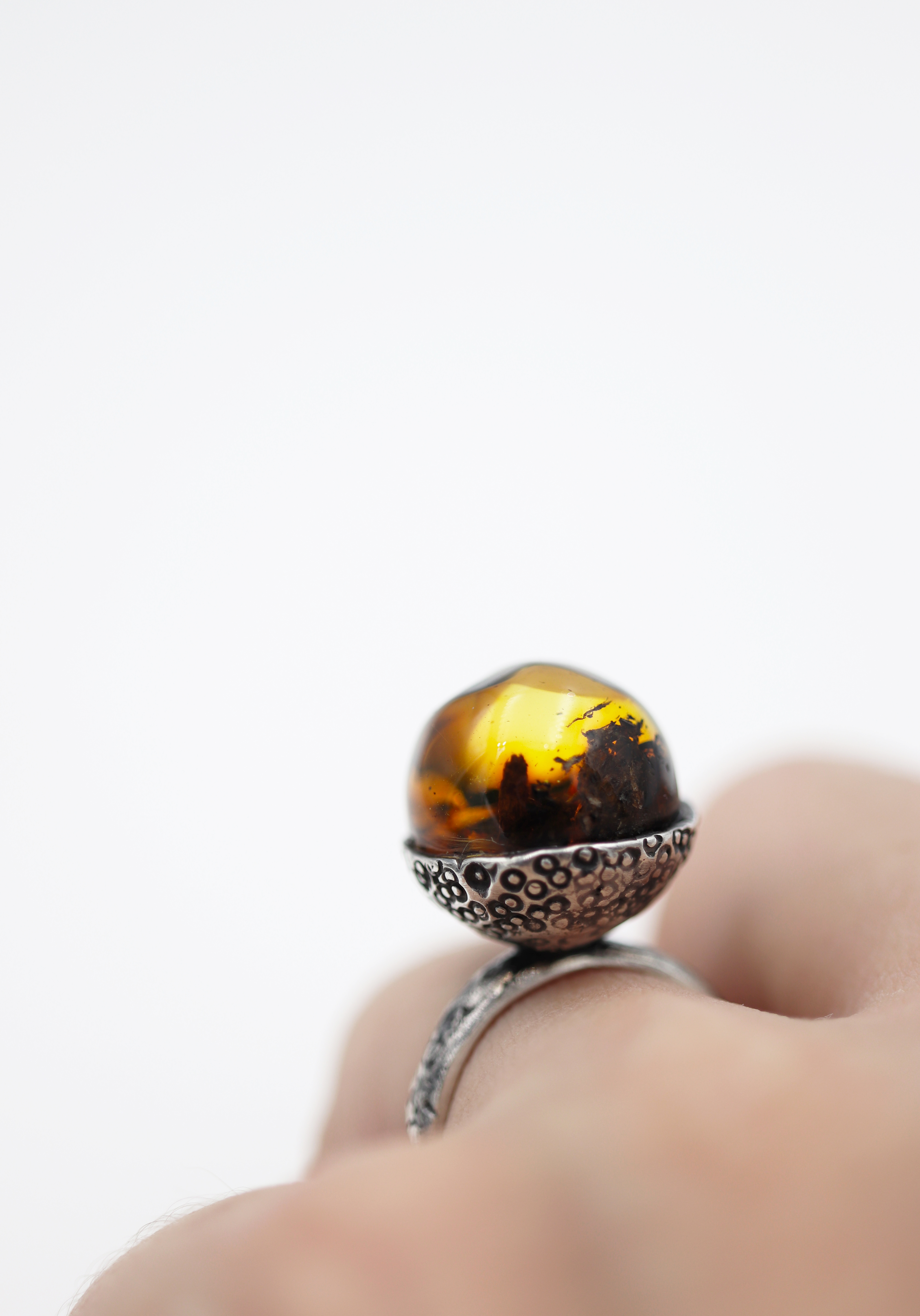 Žiedas su skaidriu gintaru