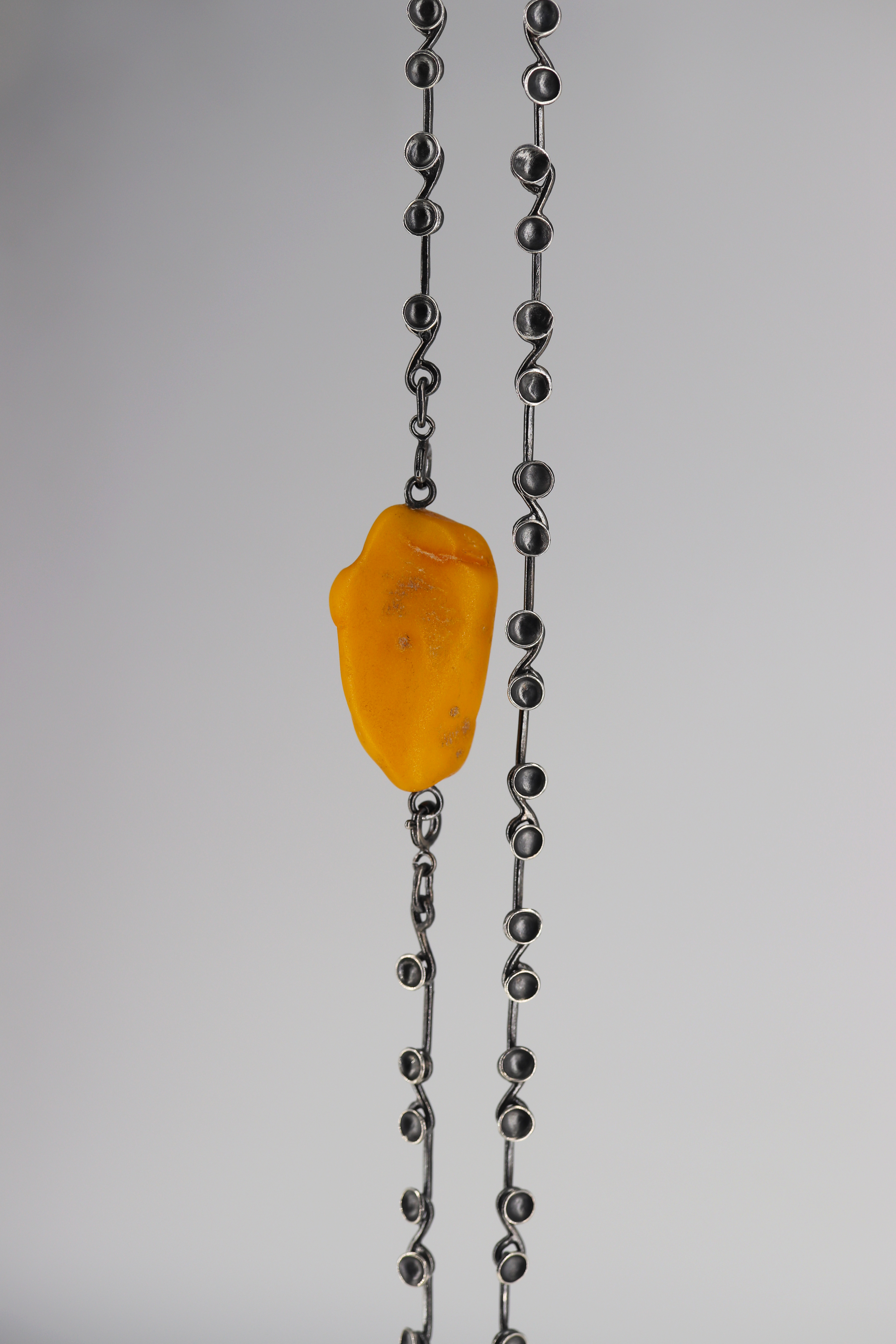 Grandinėlė su gintaru