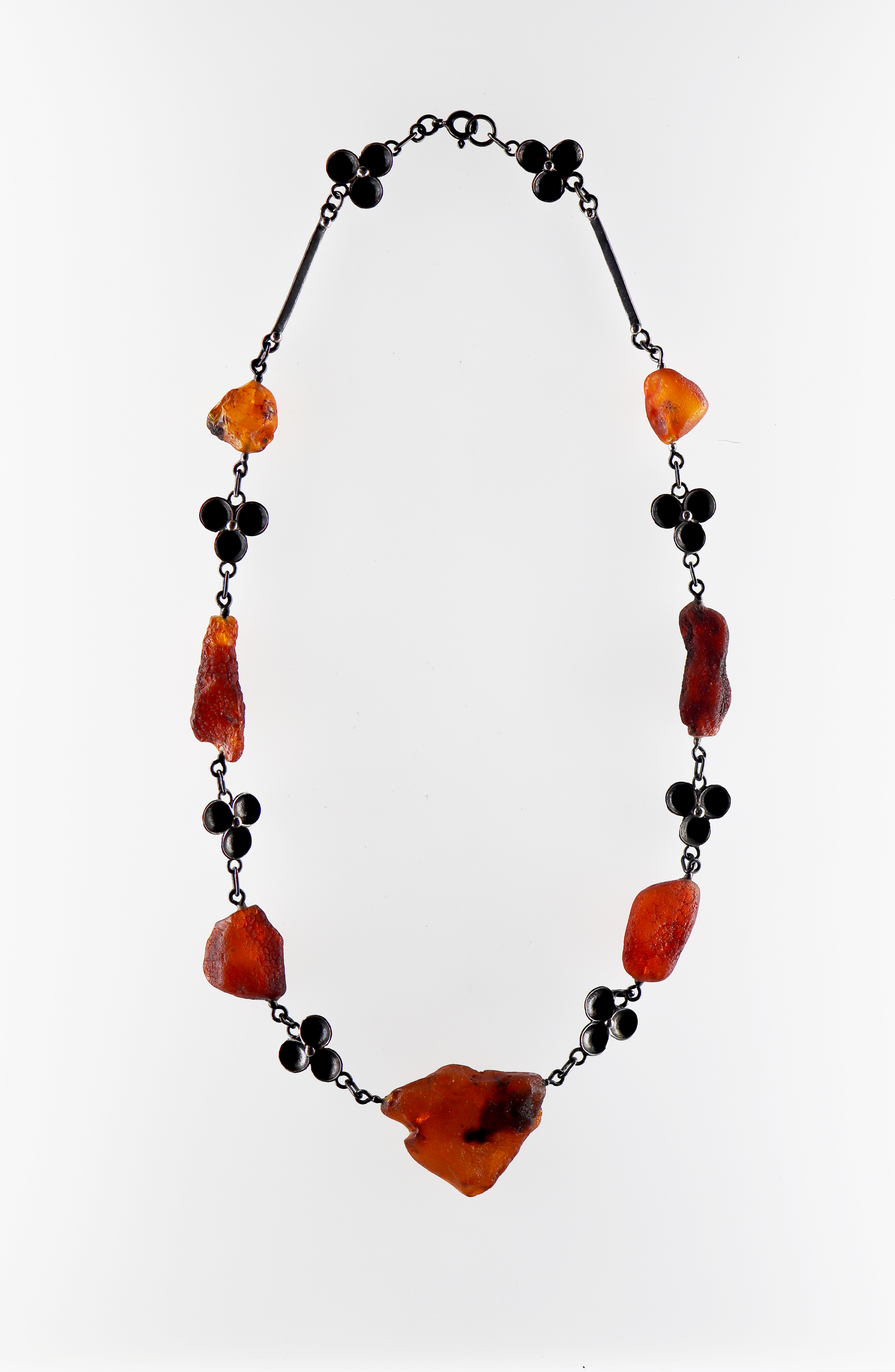 Kaklo papuošalas su gintaru