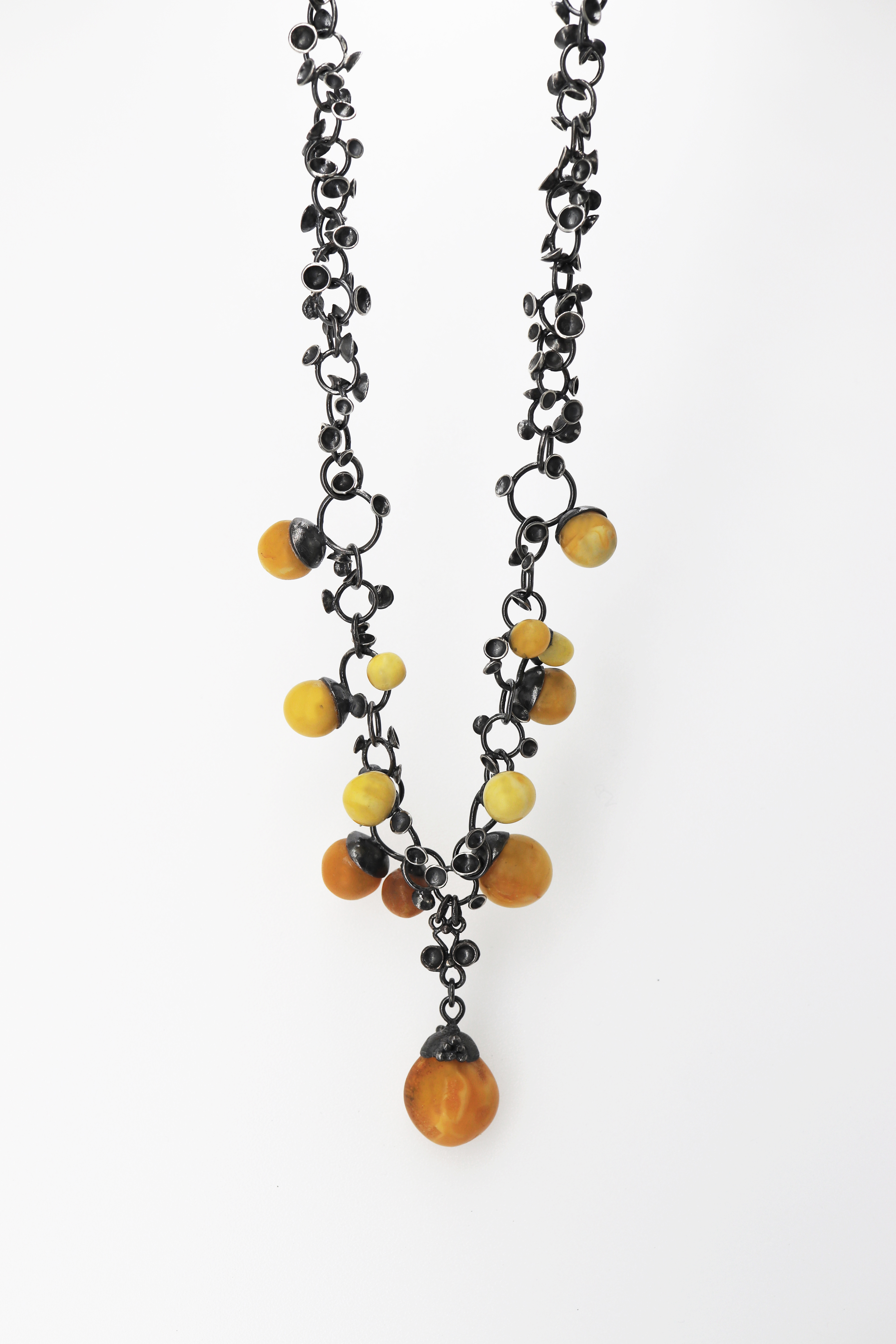 Kaklo papuošalas su gintaru