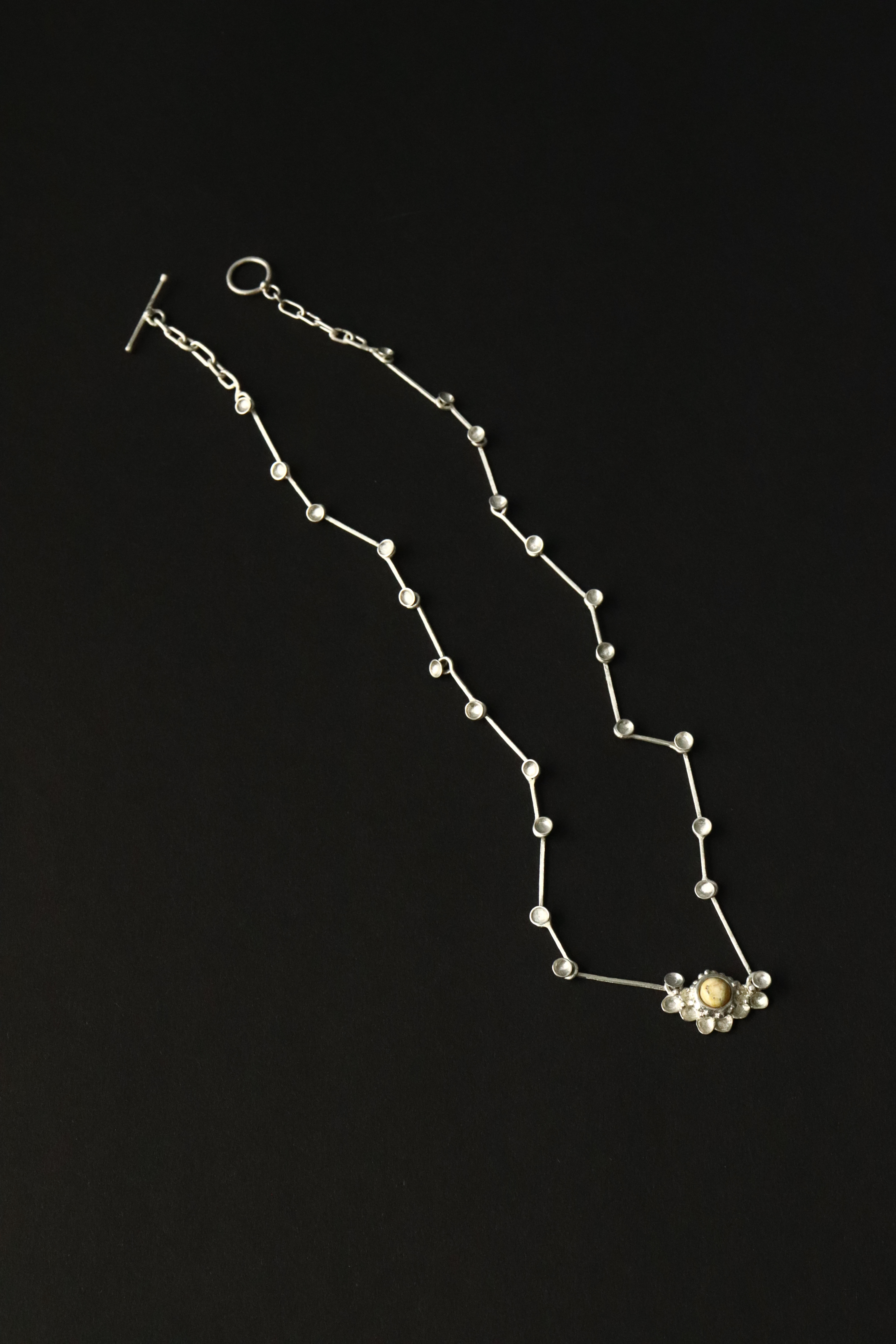 Kaklo papuošalas su gintaru