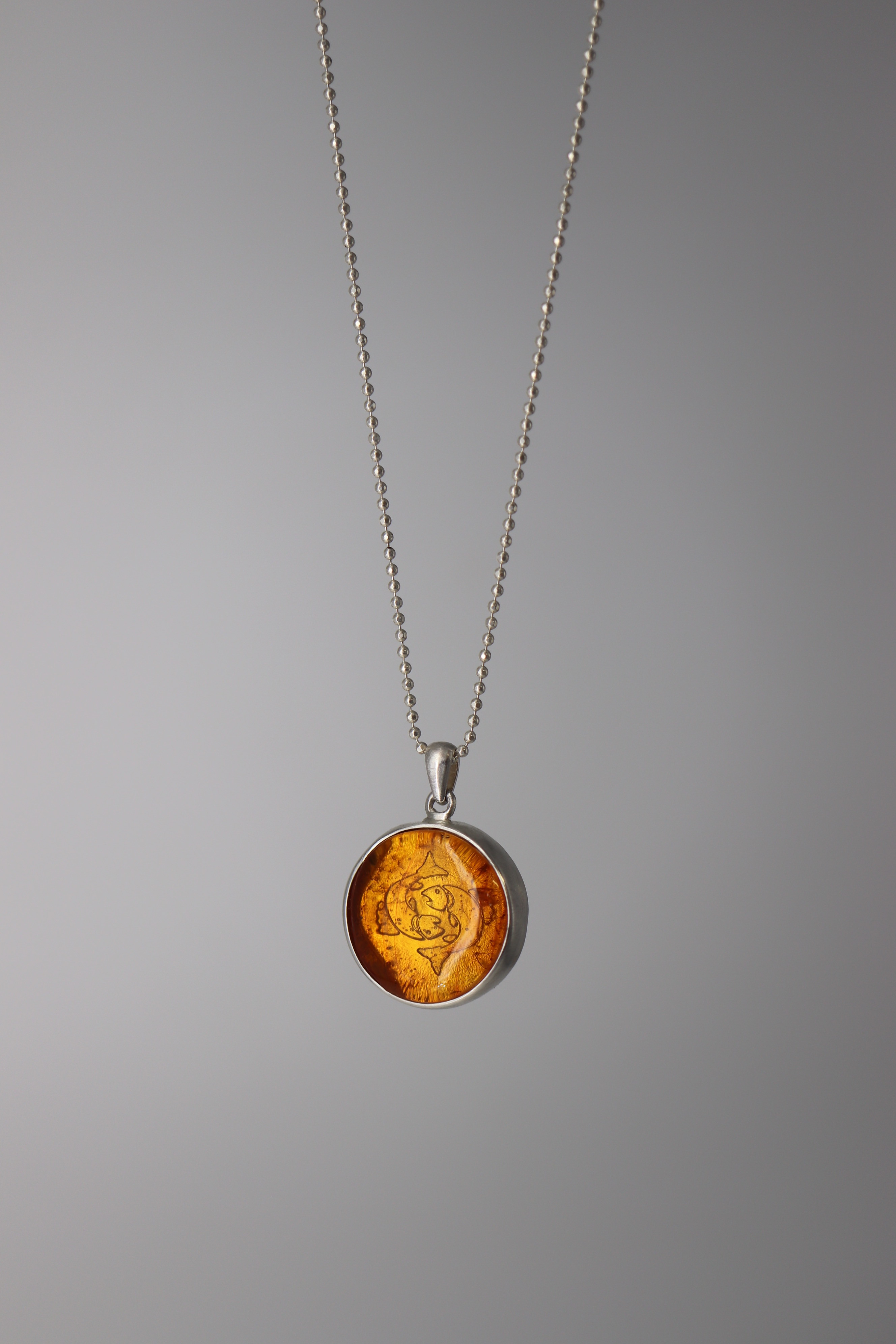 Pakabukas su gintaru "Žuvytės"