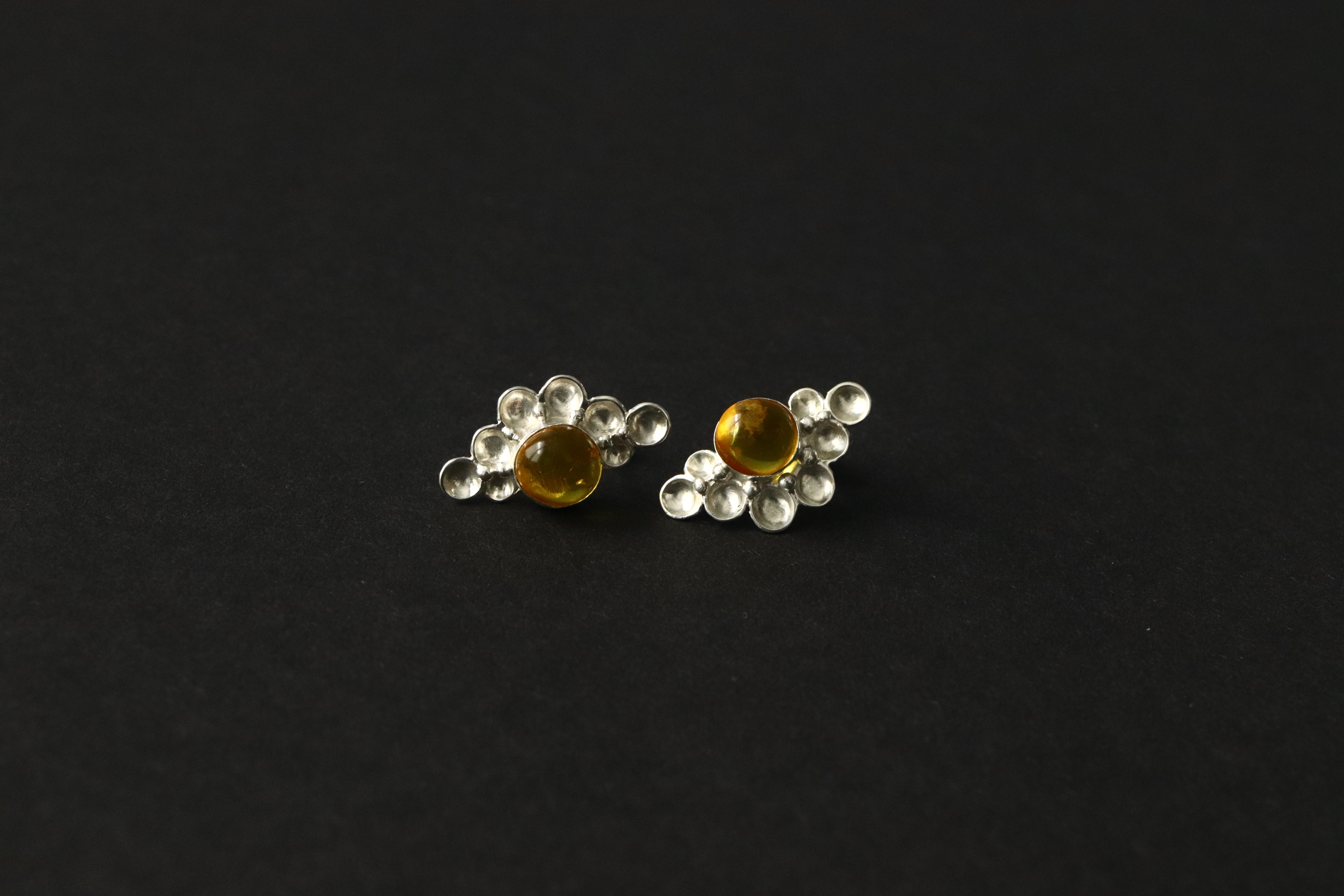 Šviesūs auskarai su skaidriu gintaru