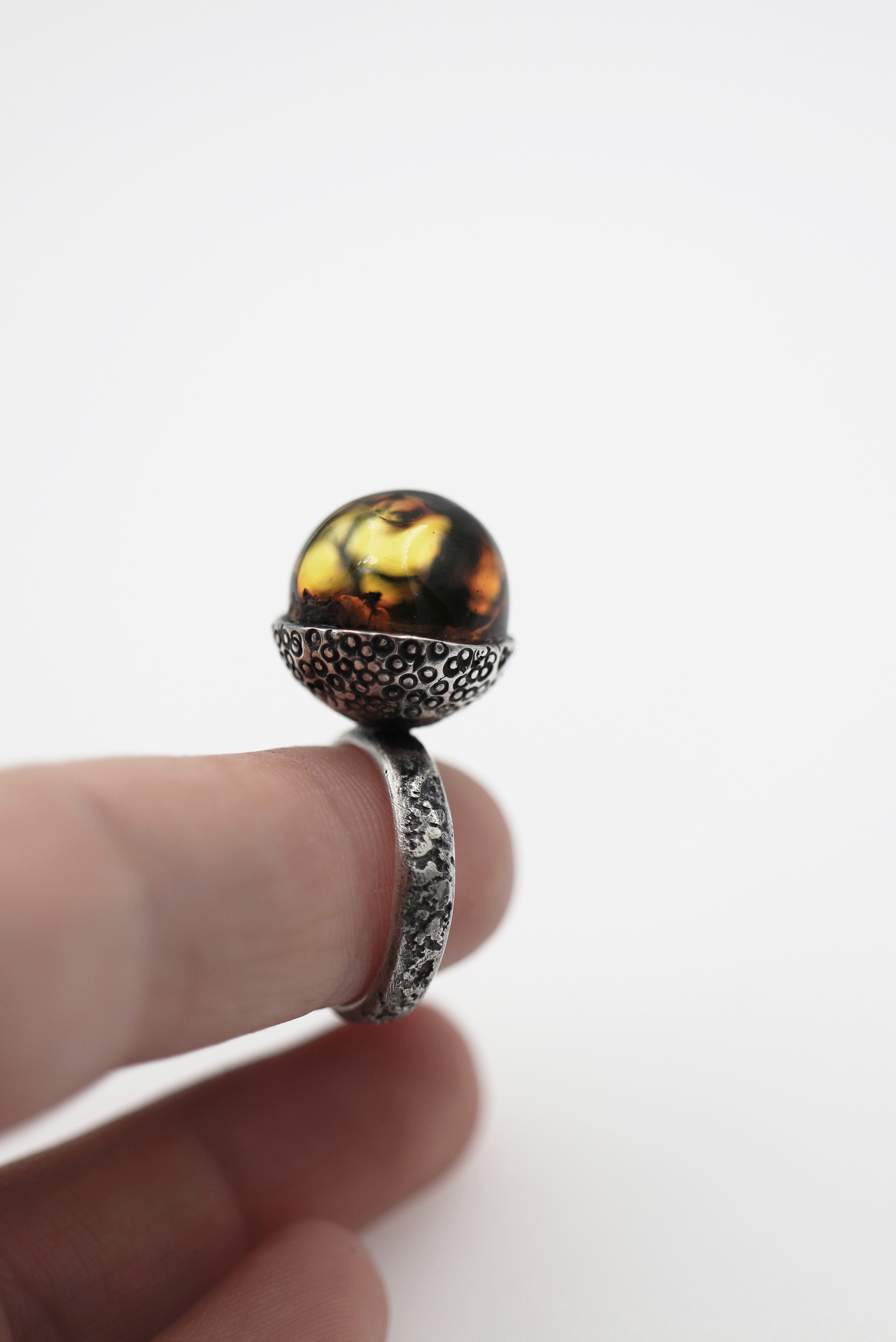 Žiedas su skaidriu gintaru