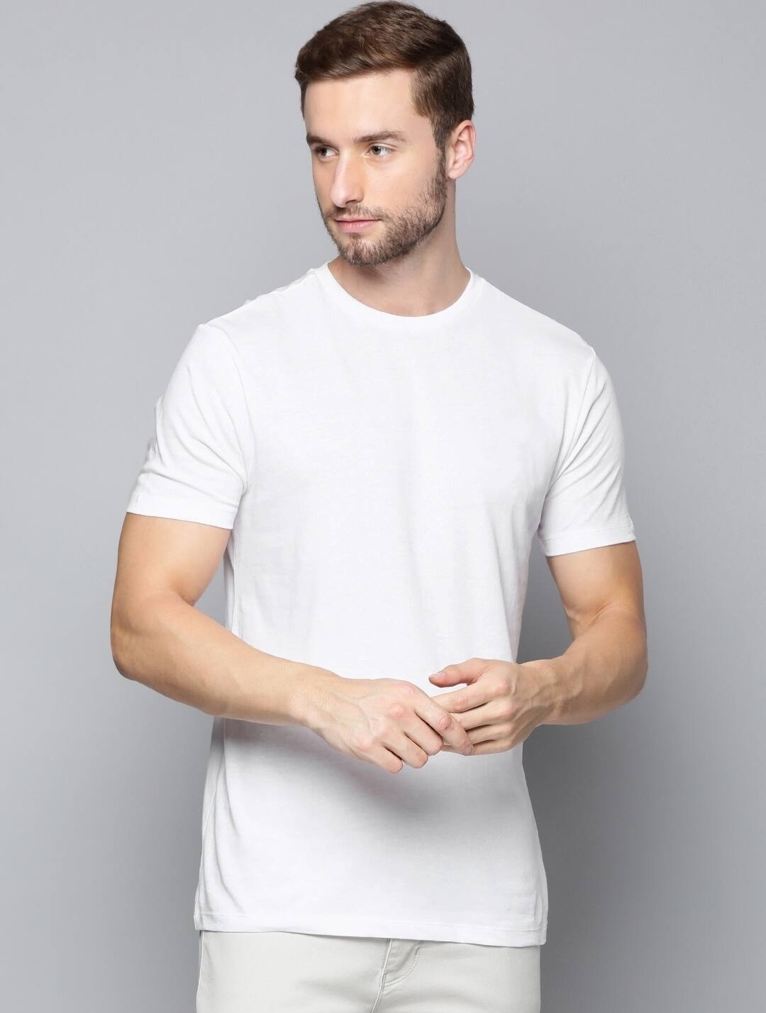 The soft, round neckline is as comfortable as it gets. Easy to wear and take off, this T-shirt for men is a stylish piece for layering